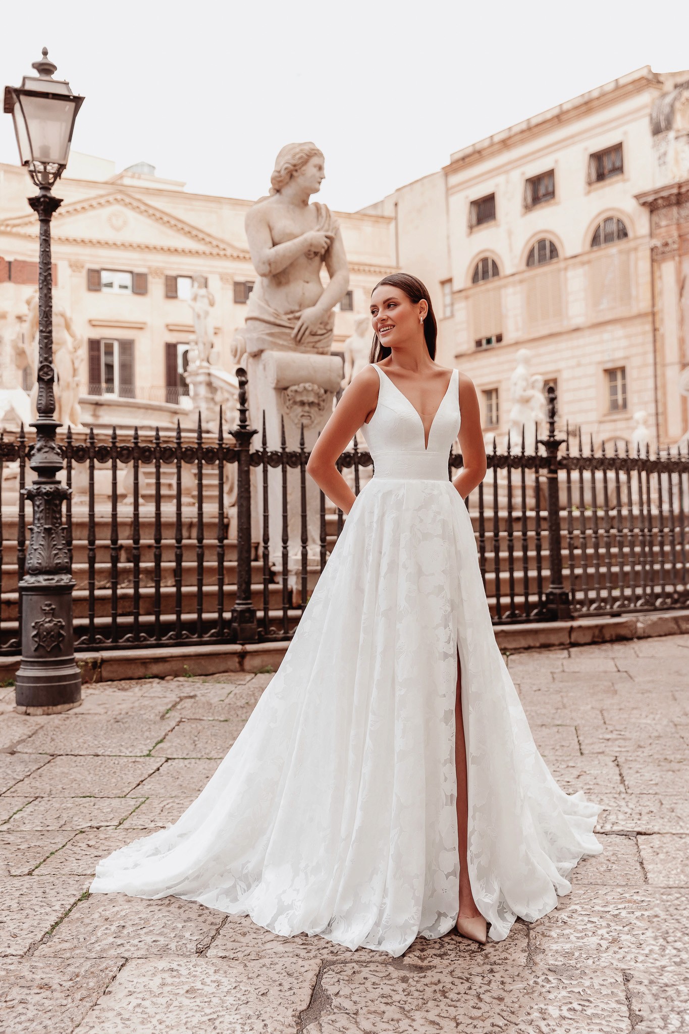 Schlichtes Hochzeitskleid mit figurbetonter Silhouette und dezenten, reduzierten Details