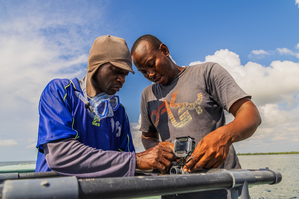 Teamwork in Vanga. Photo credit Anthony Ochieng Onyango