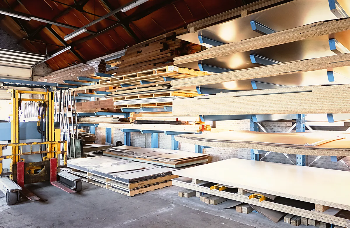 Magazijn met plaatmateriaal en massief hout