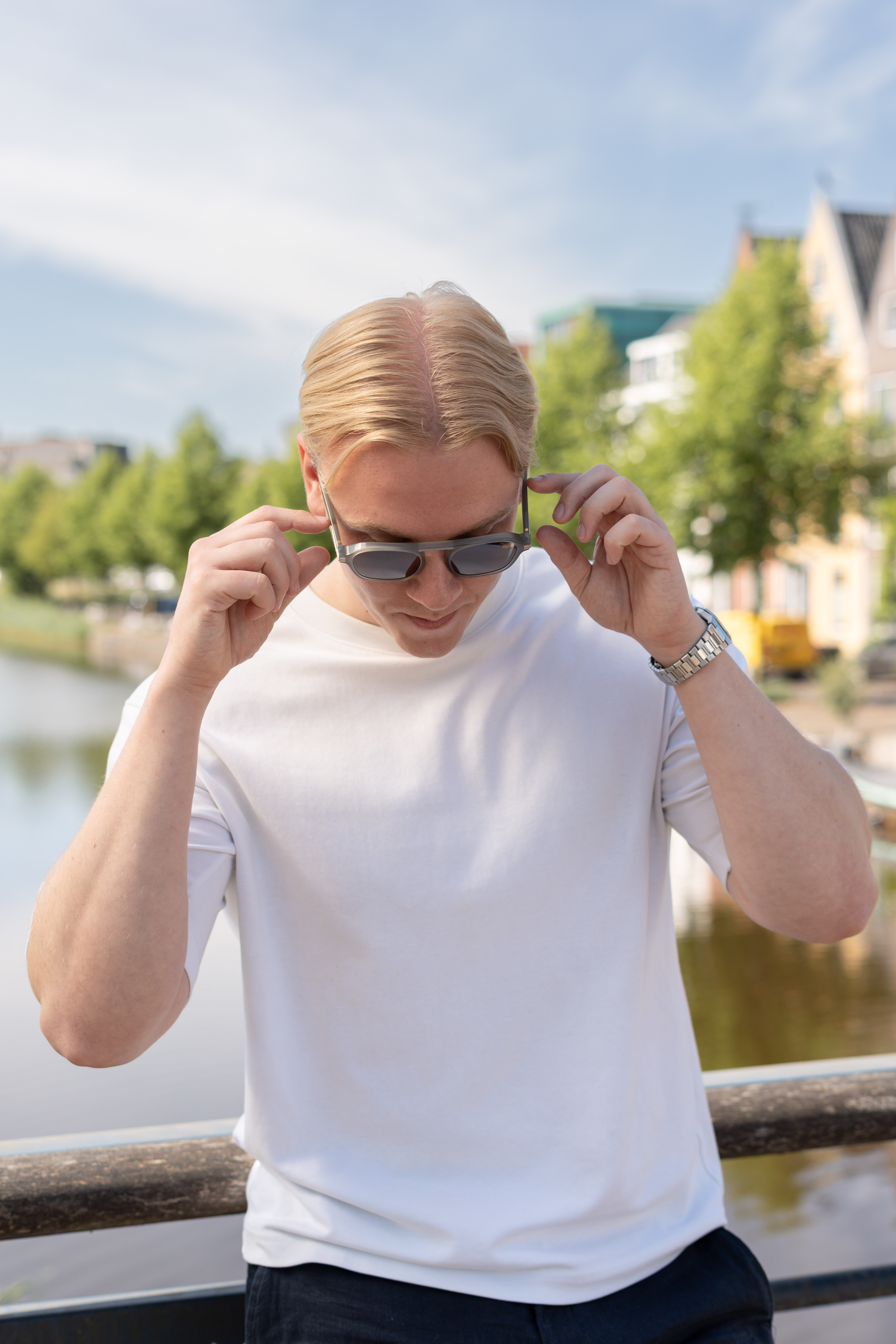 Zwart wit foto van een jonge met bril – onderdeel van de collectie van optiekwinkel Studio ONO in Amersfoort Vathorst