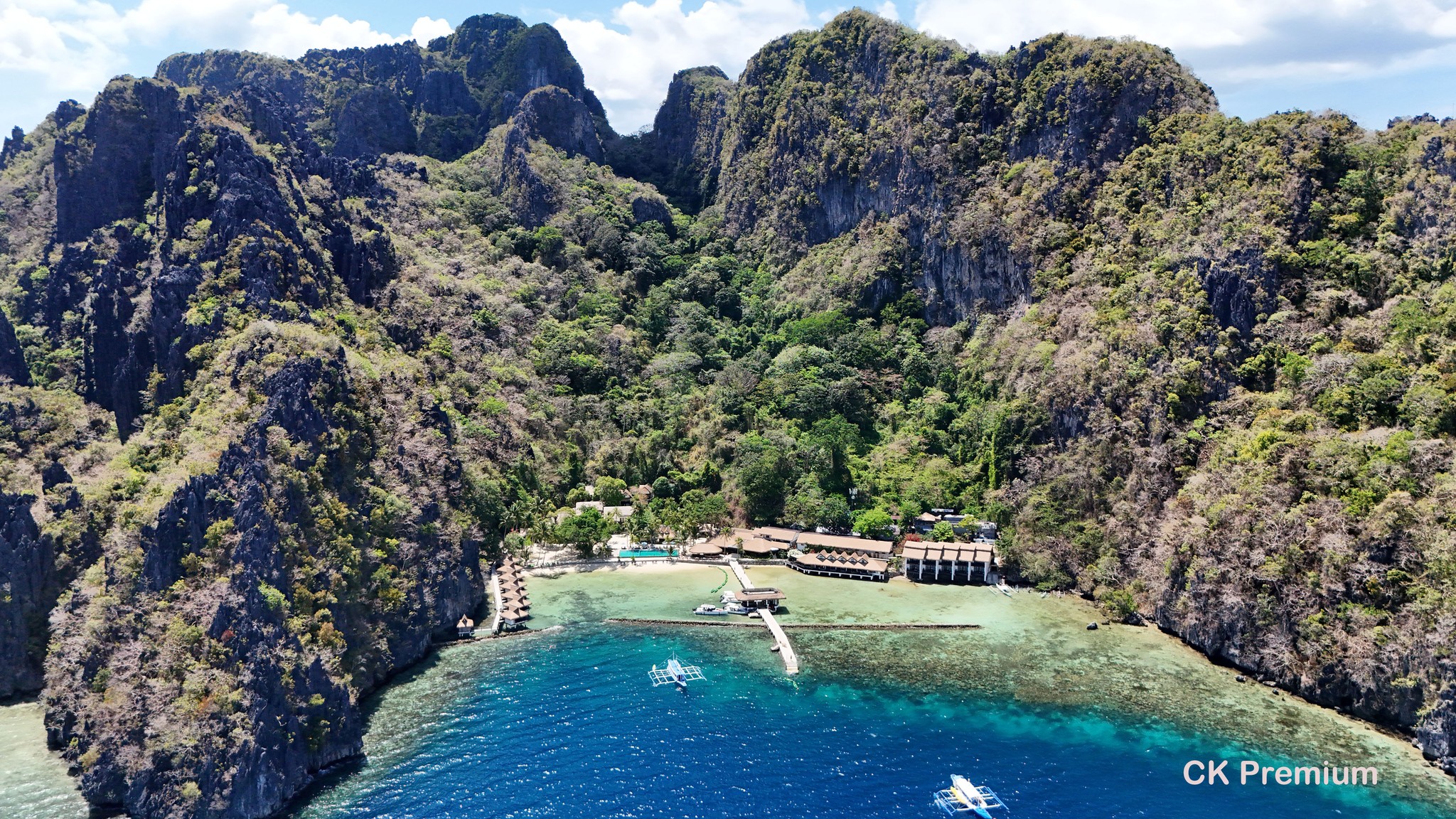 El Nido Resort mezi majestátními vápencovými útesy s výhledem na klidné tyrkysové vody, Filipíny.