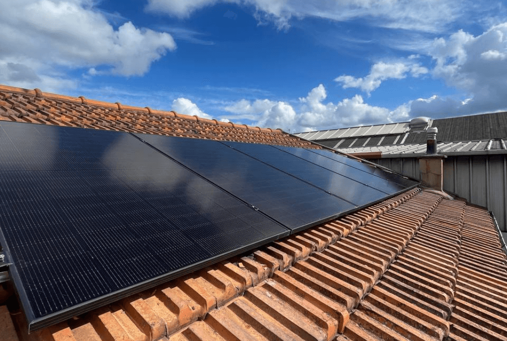 Photo d'un toit d’une maison à Bagnolet équipée de panneaux photovoltaïques dont l'installation a été faite par Solarock.