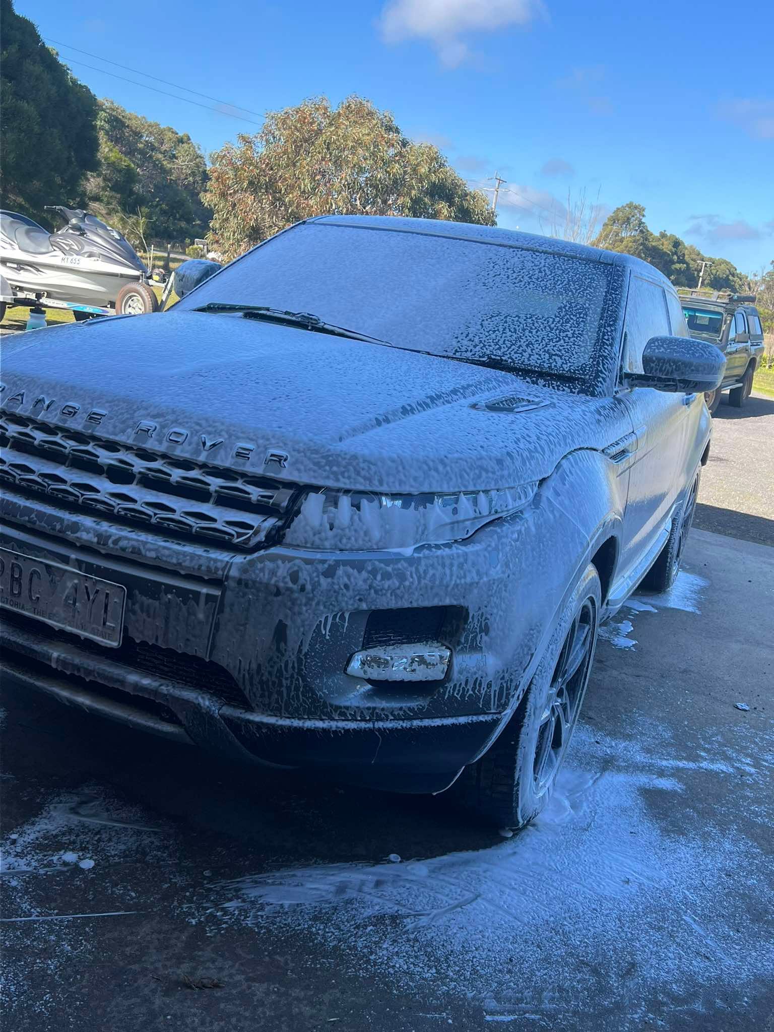 Range Rover receiving a mobile snow foam wash pre treatment
