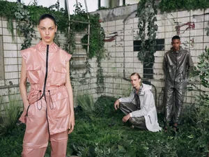 Dans le lookbook de la marque Danoise Another Aspect, le mannequin porte un costume gris et une chemise blanche
