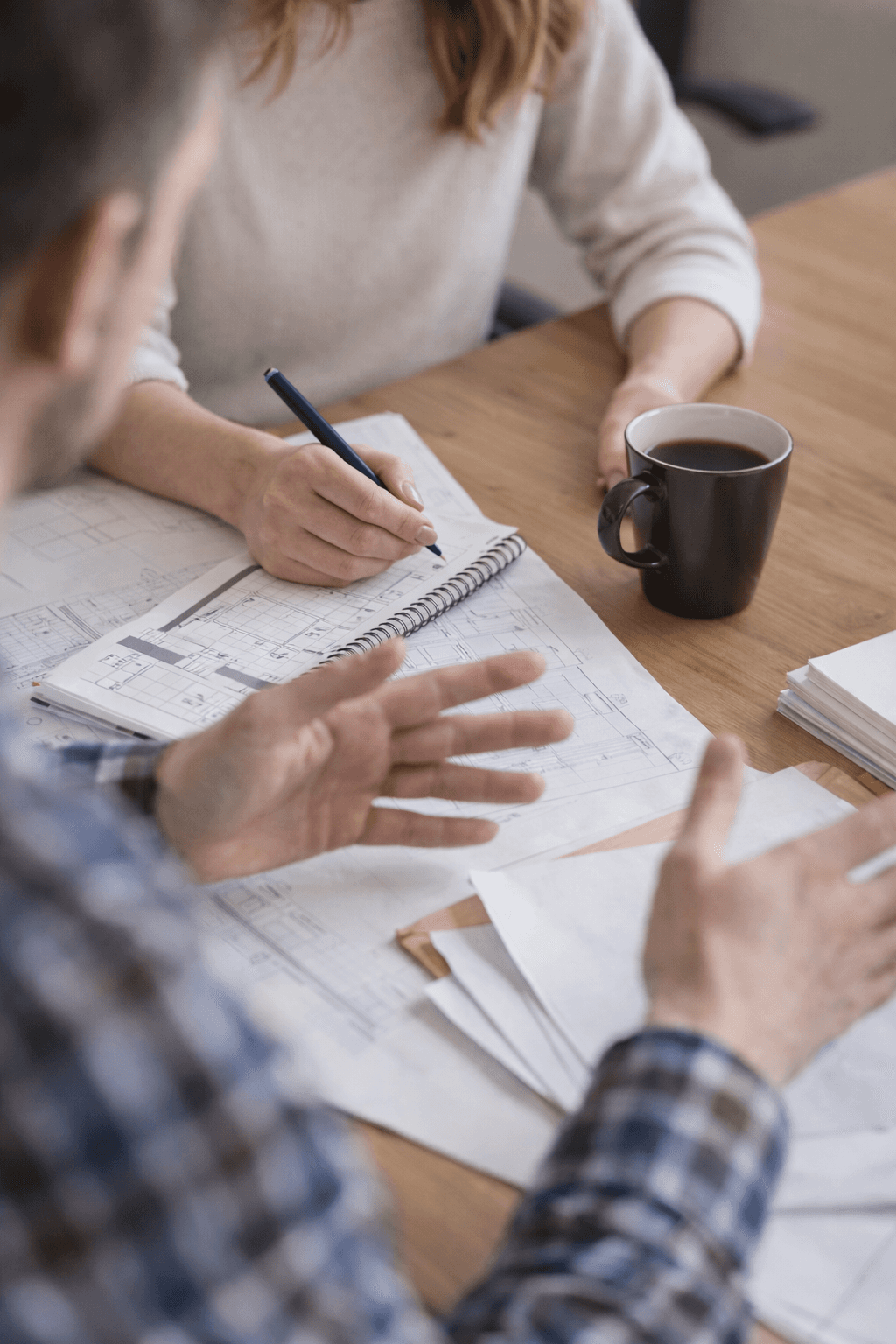 Réunion de cadrage de projet entre architecte d'intérieur et client professionnel à Bordeaux – analyse des besoins et contraintes du local