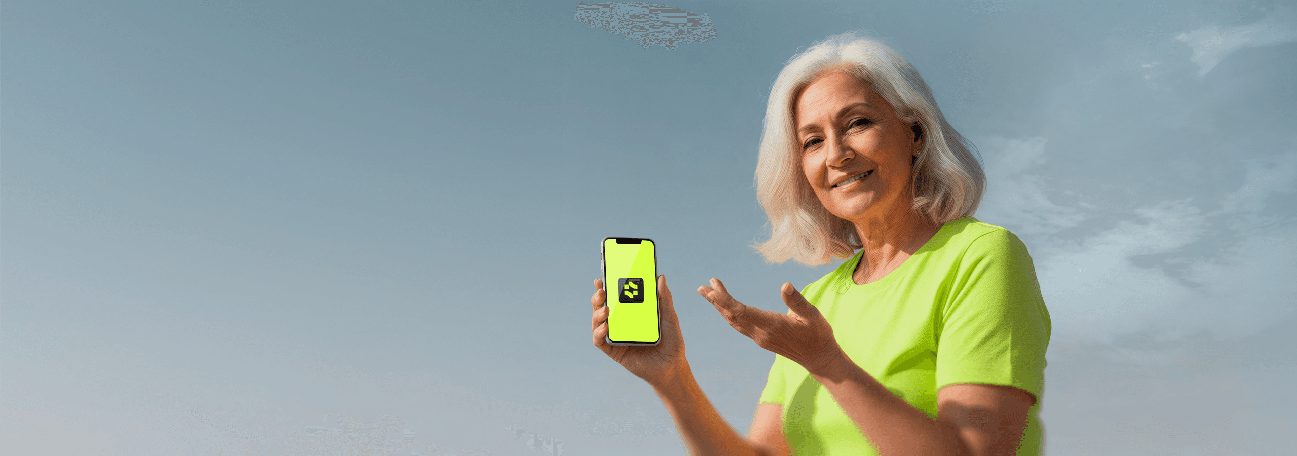 Senhora mostrando um smartphone