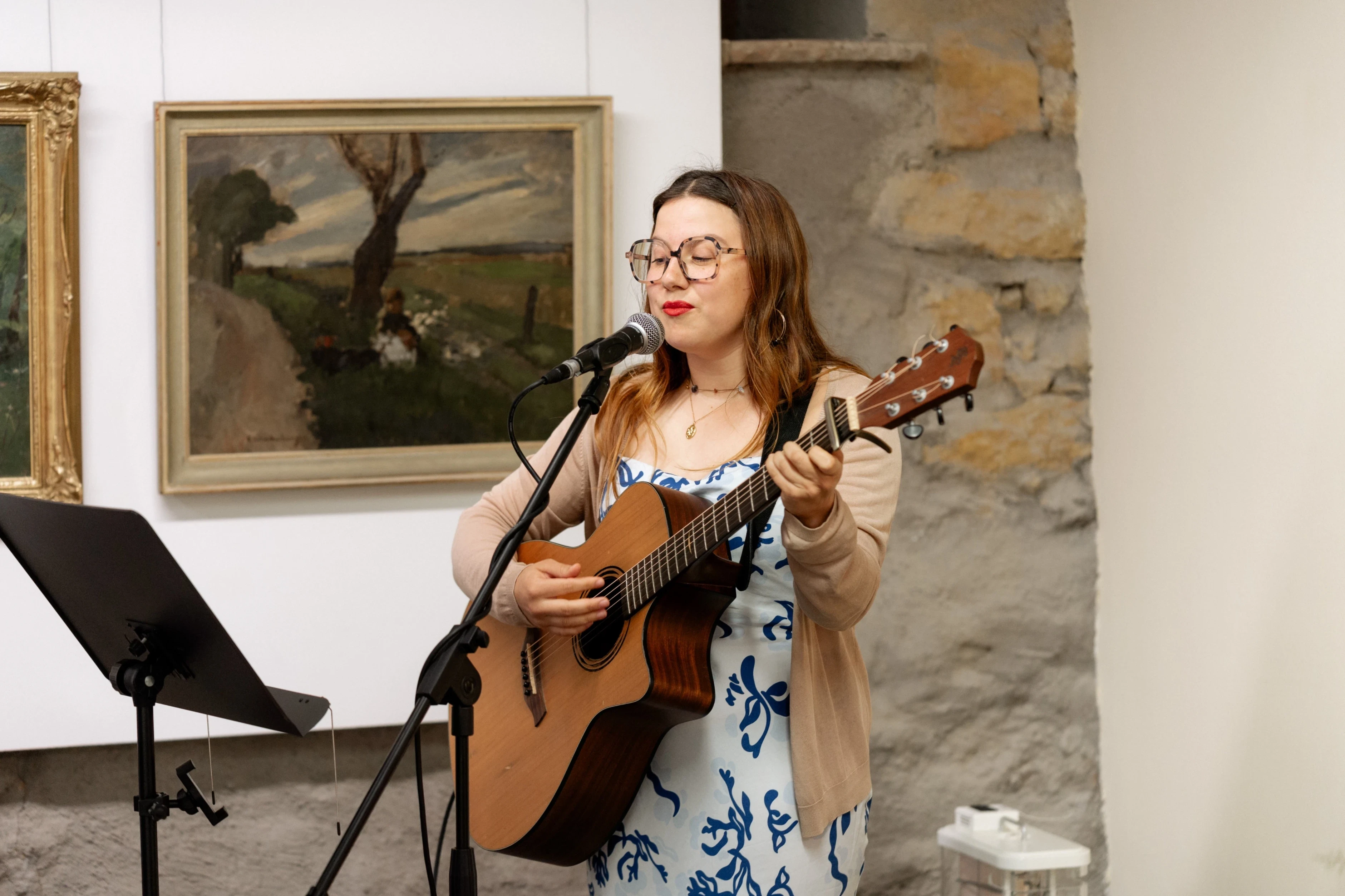 Kate Lynn begleitet sich selbst an der Gitarre – Live-Musik für Hochzeiten auf der Alb