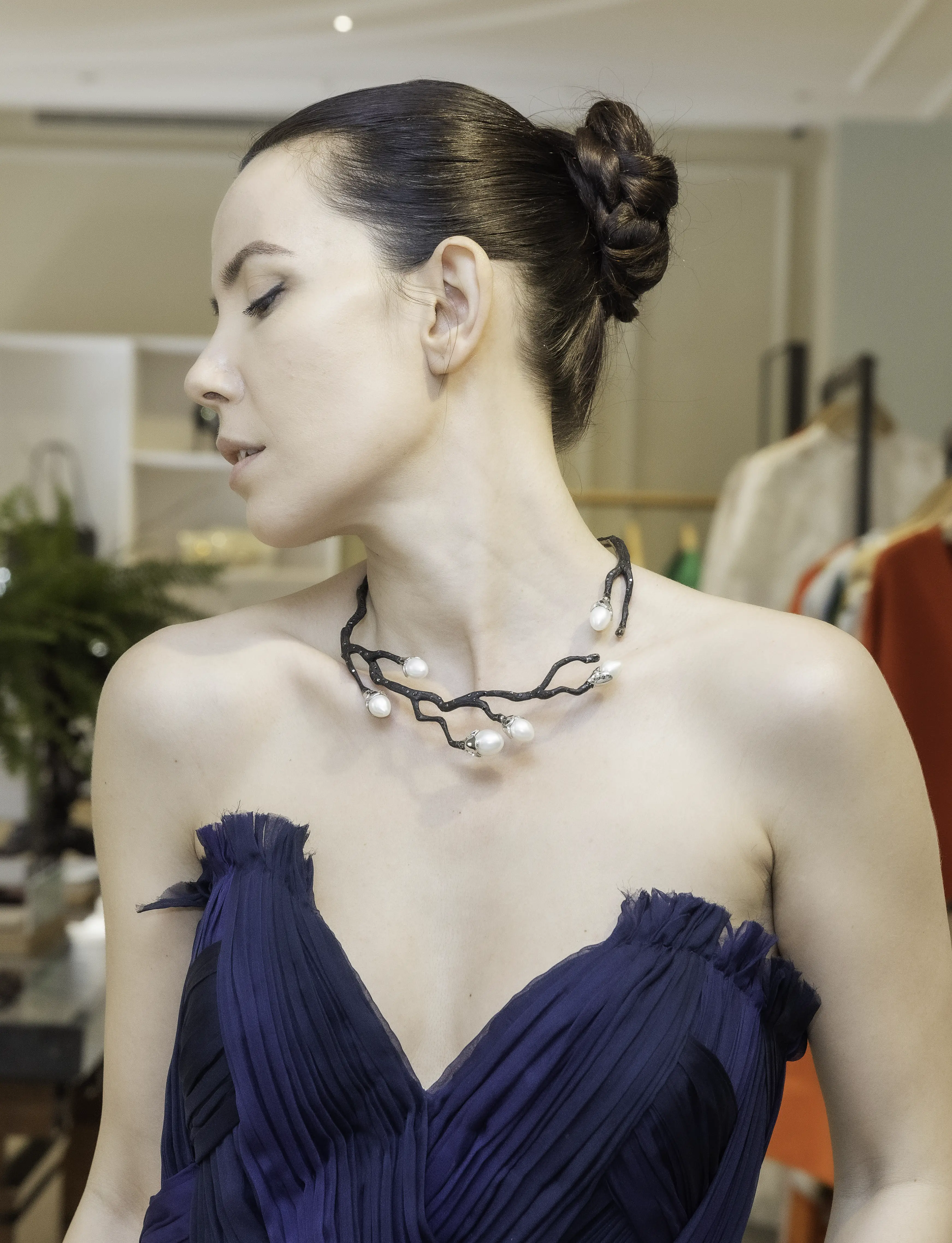Collier Printemps Maison Édéenne porté au cou avec une robe bleue