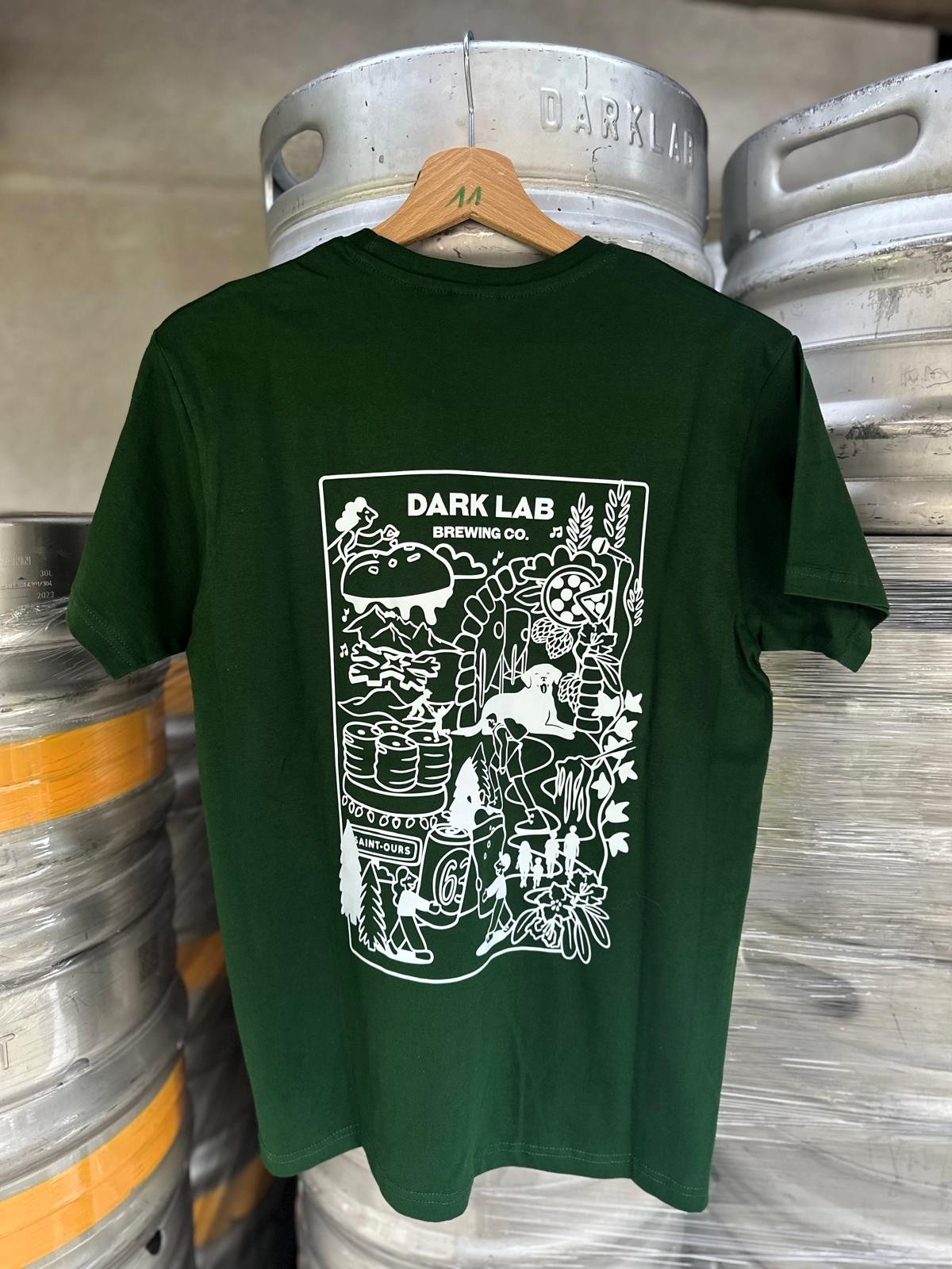 tshirt vert foncé avec dessin blanc dans le dos