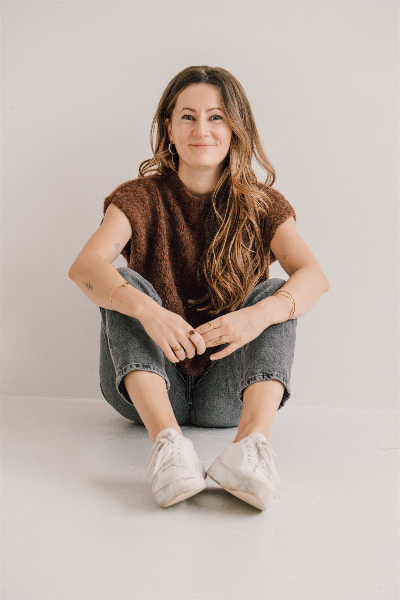 Franzi sitzt auf dem Boden