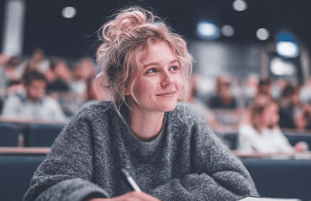 Estudante da faculdade de Direito prestando atenção à aula, com foco no futuro do Direito.