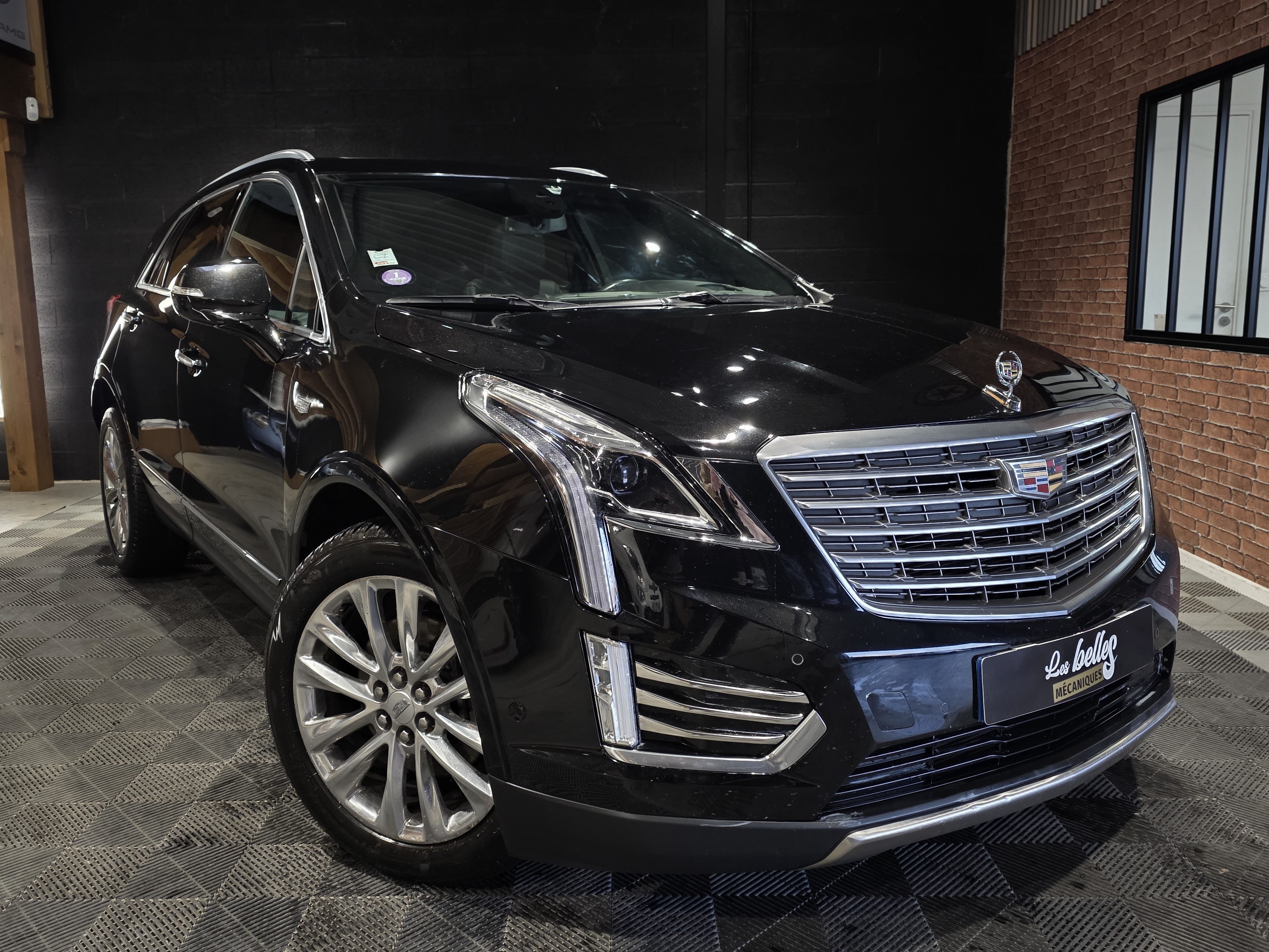 Vue de 3/4 avant Cadillac XT5 platinum noir jantes polidiamantées full options