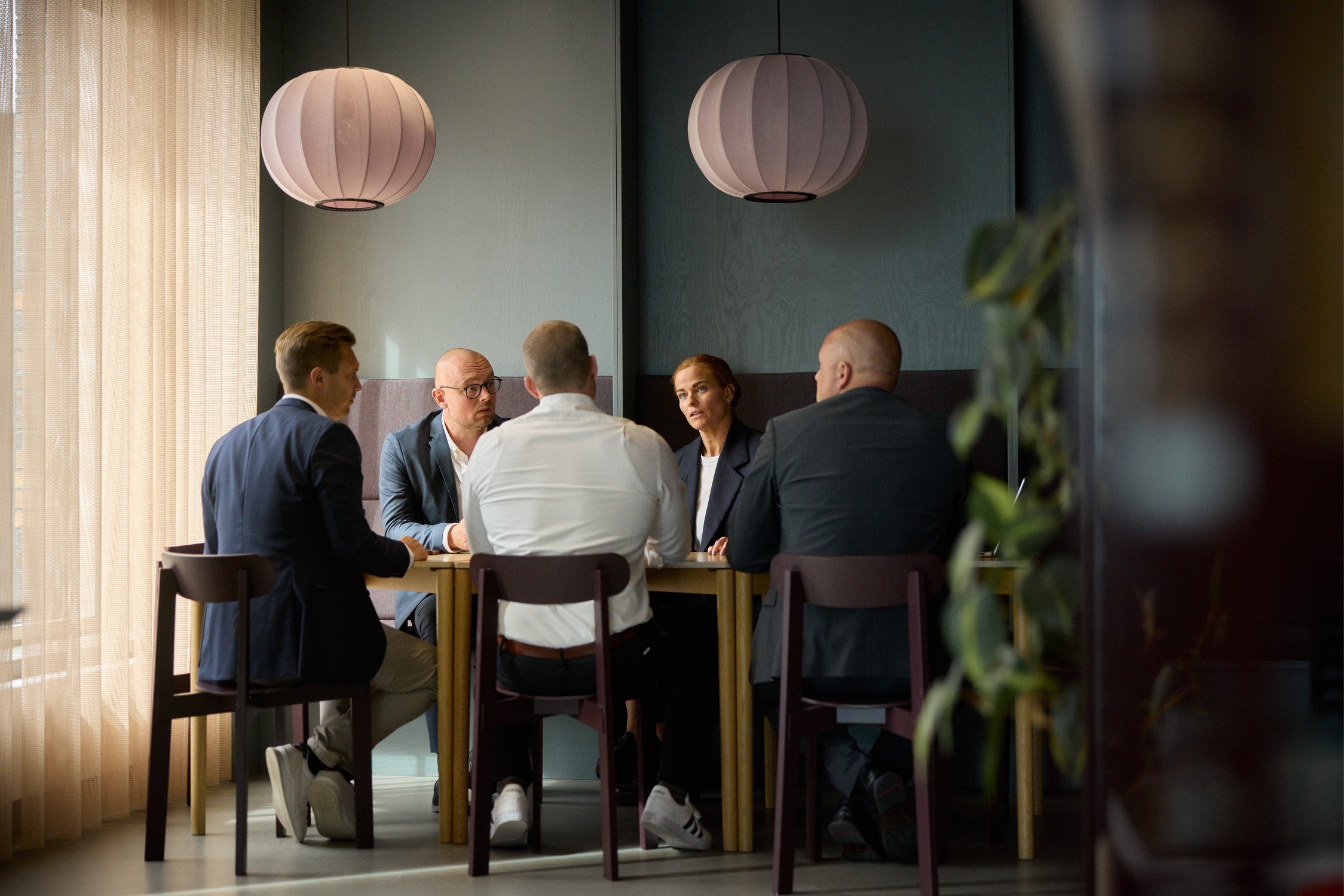 Teamet sidder rundt om bordet