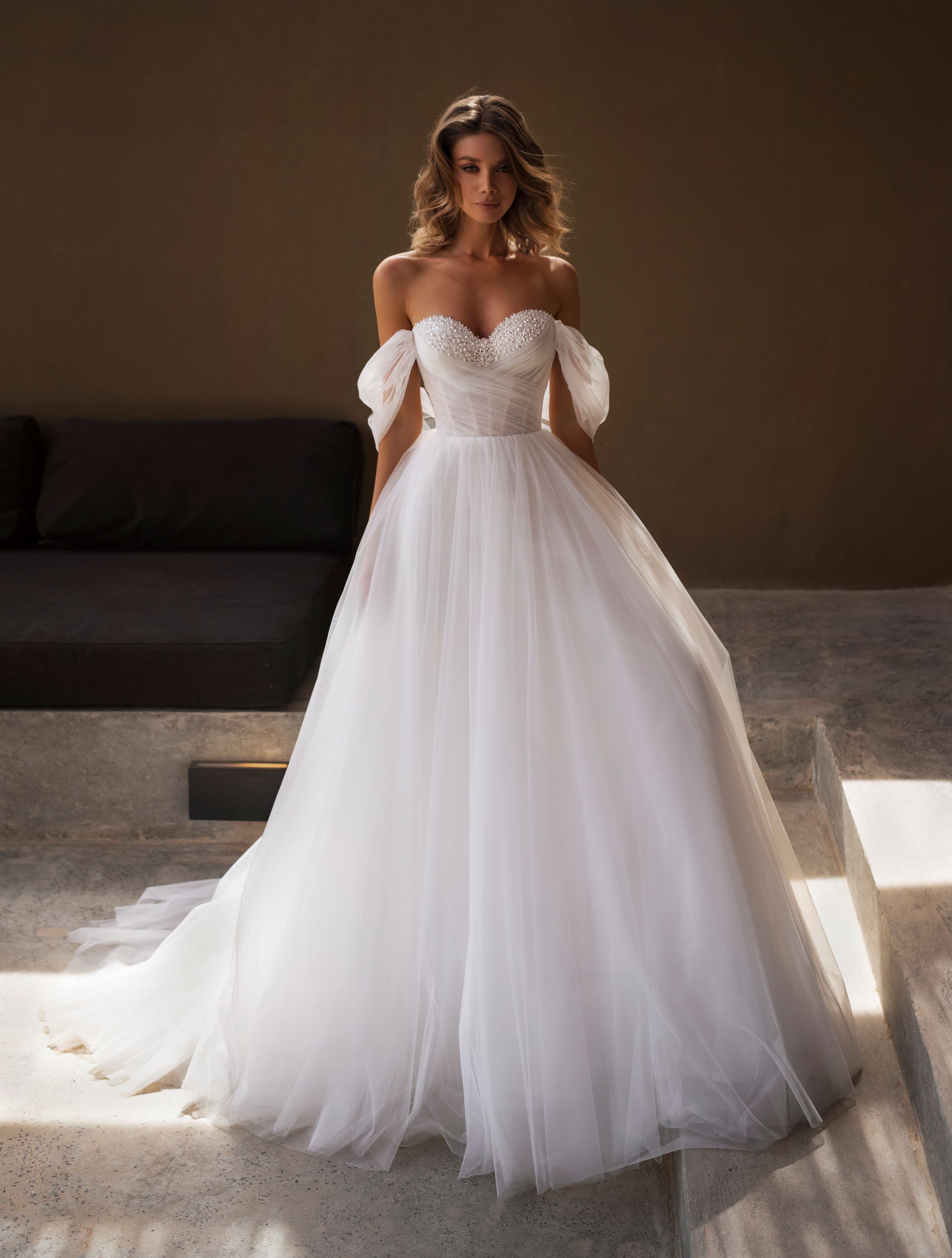 Off-Shoulder Brautkleid mit Vintage-Elementen