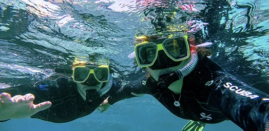 Couple avec masque et tuba