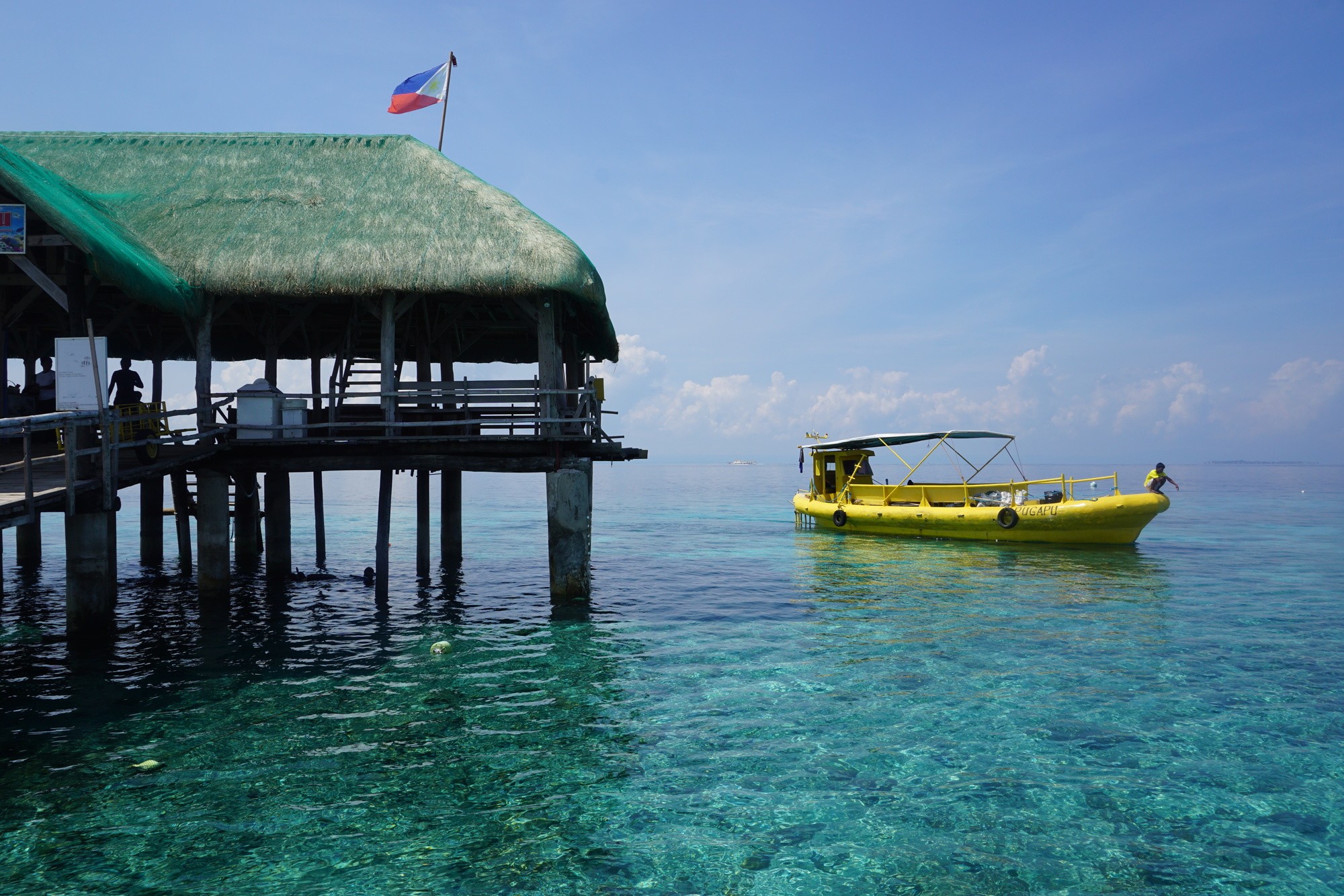 two person playing tennis