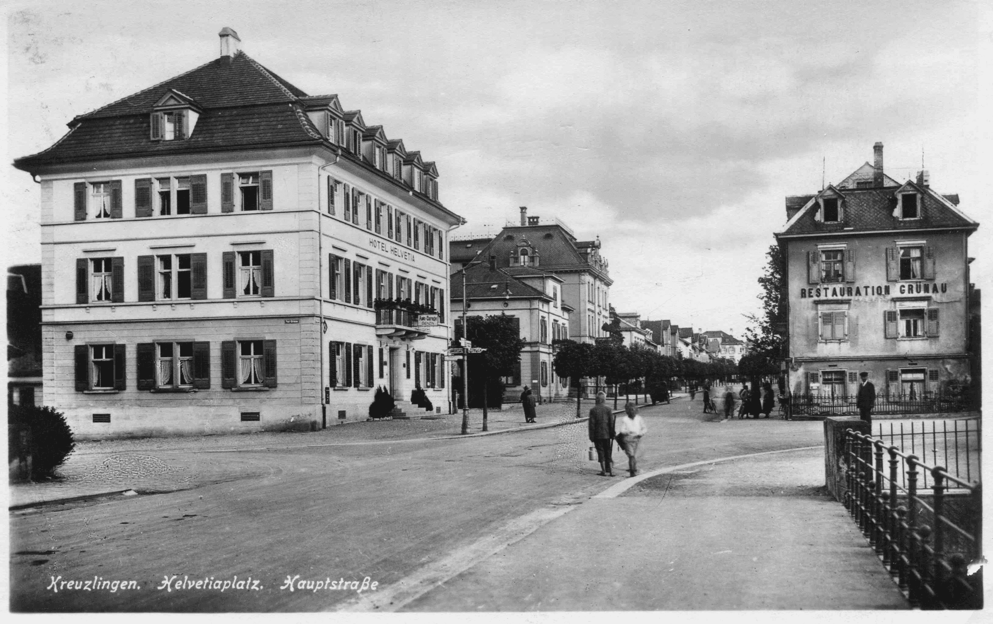 Ein Foto aus vergangenen Tagen: Das ehemalige Hotel Helvetia und der davorliegende Helvetiaplatz an der Hauptstrasse in Kreuzlingen.