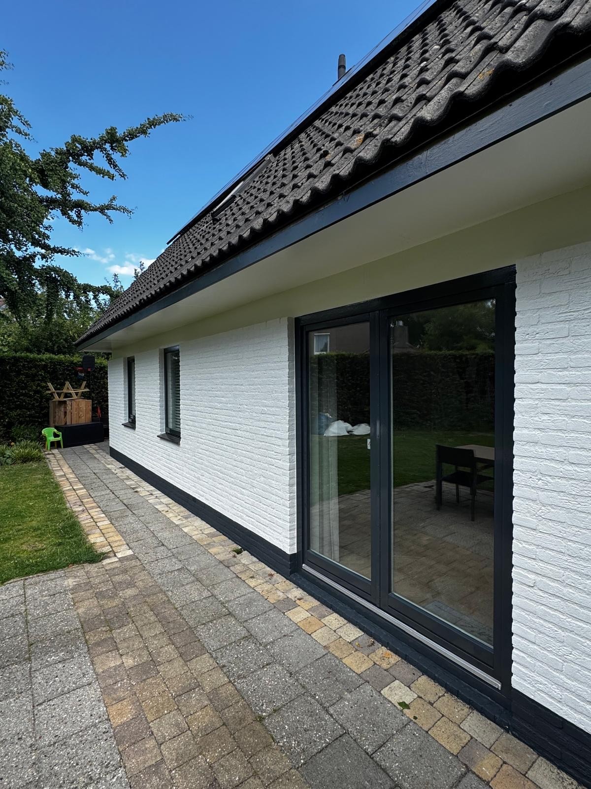 Witte nieuwbouwwoning met grote kozijnen en verzorgde oprit - schilderwerk voor woningen door Garrido's Schilderwerken