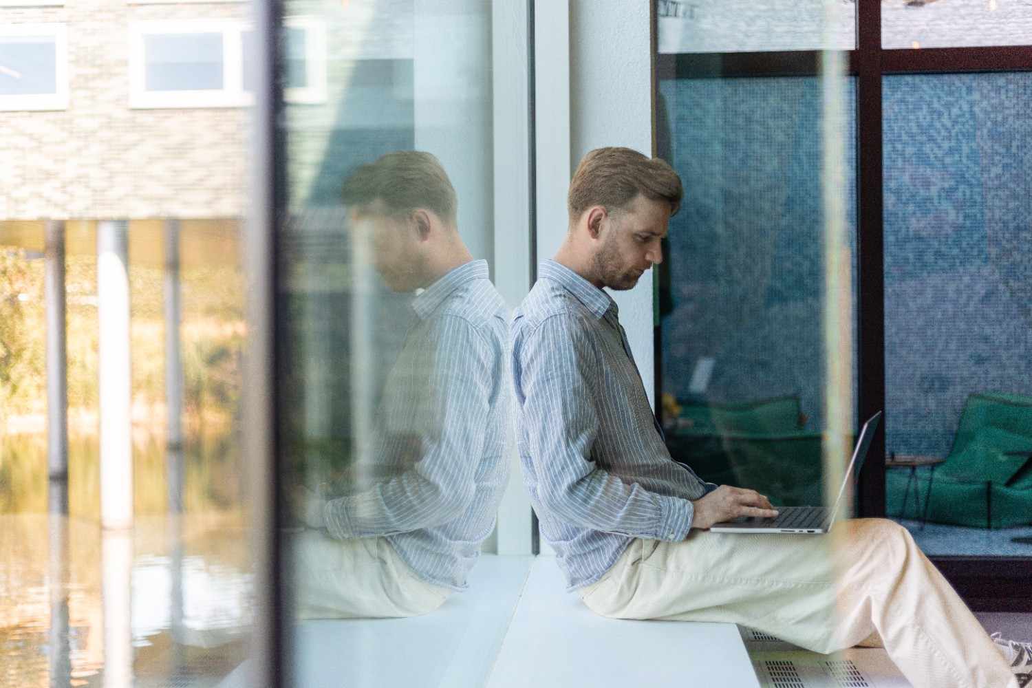 social youth agency office met jesse dekkers die aan het werk is