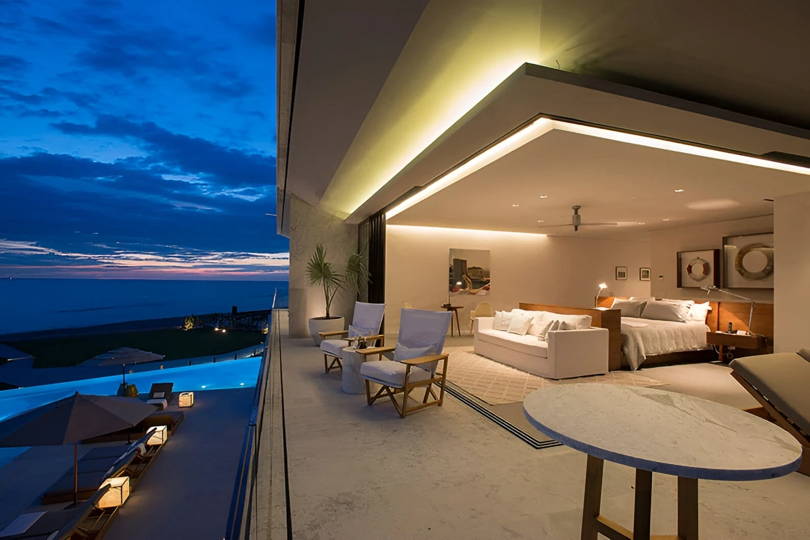 Vallarta House de Ezequiel Farca Studio en Puerto Vallarta con recámara de lujo abierta a la terraza, cancelería minimalista y vista al océano
