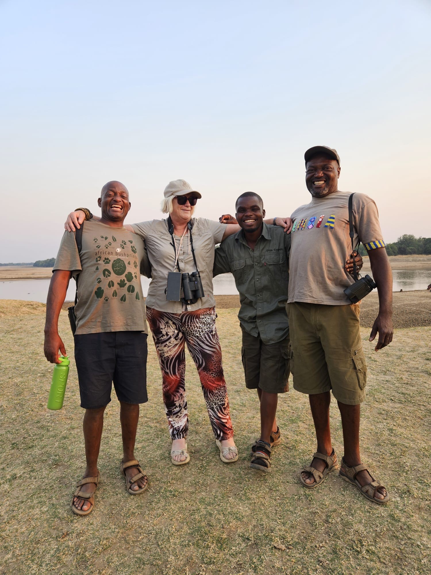 Groupe d’enfants joyeux en plein air au Malawi