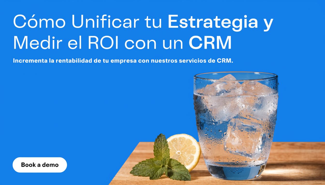 Anuncio de CRM con texto sobre estrategia y ROI junto a un vaso de agua con limón.