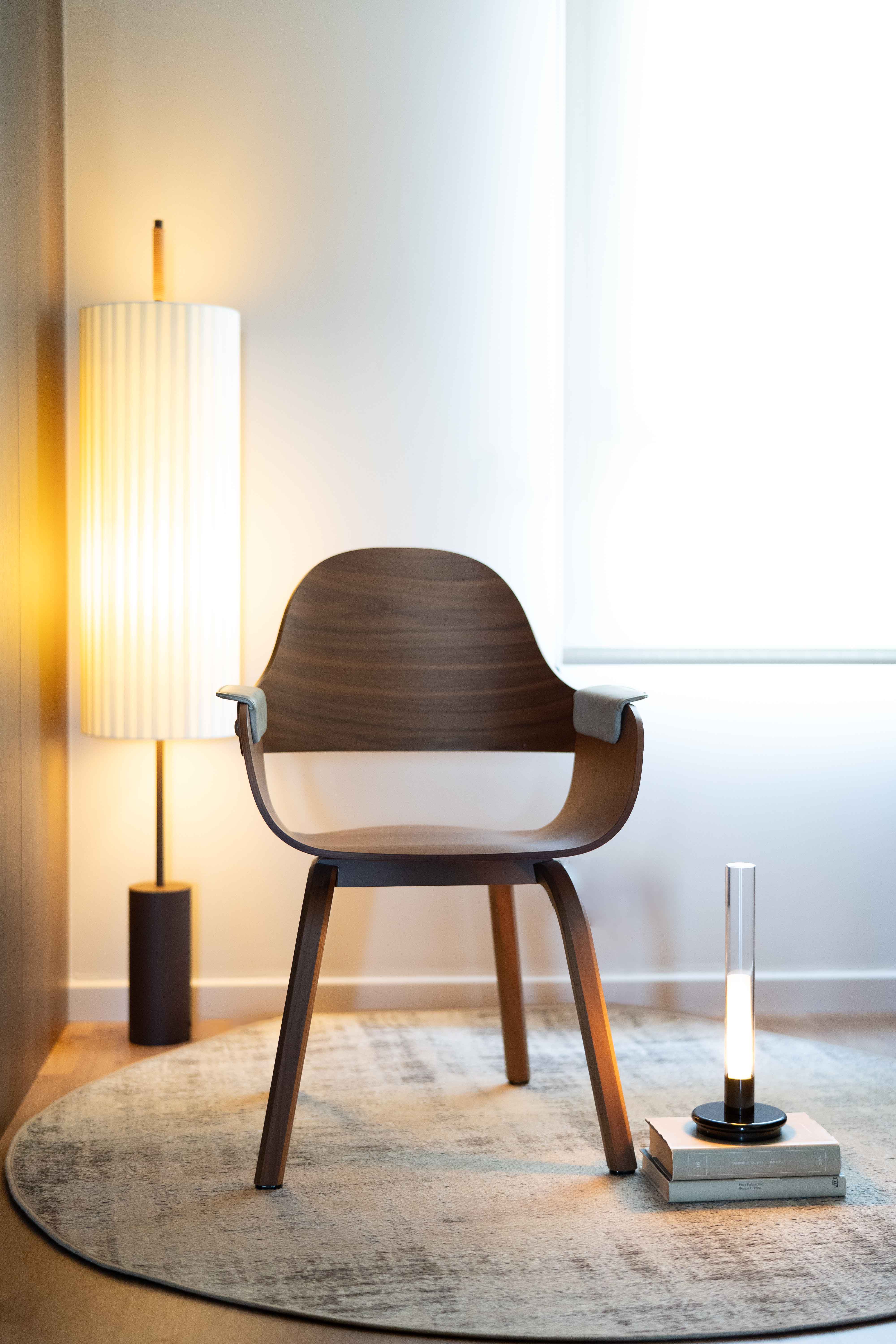 Silla madera oscura y lámpara de pie