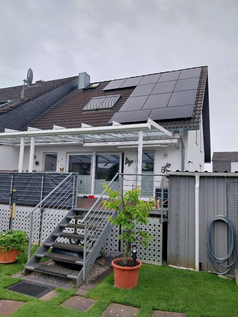 Dach mit PV Anlage in Stahle