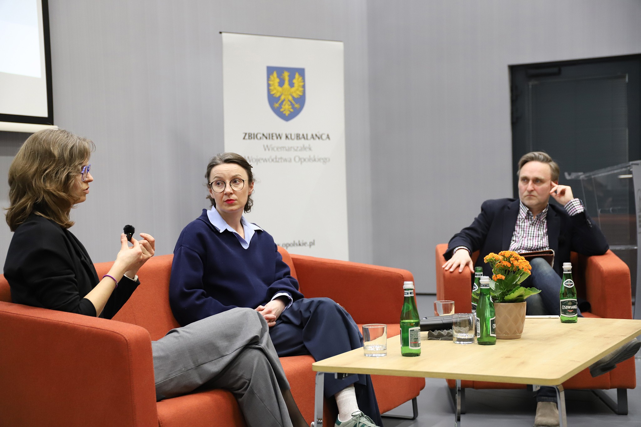 Uczestnicy debaty podczas wspólnej rozmowy w WBP Opole.