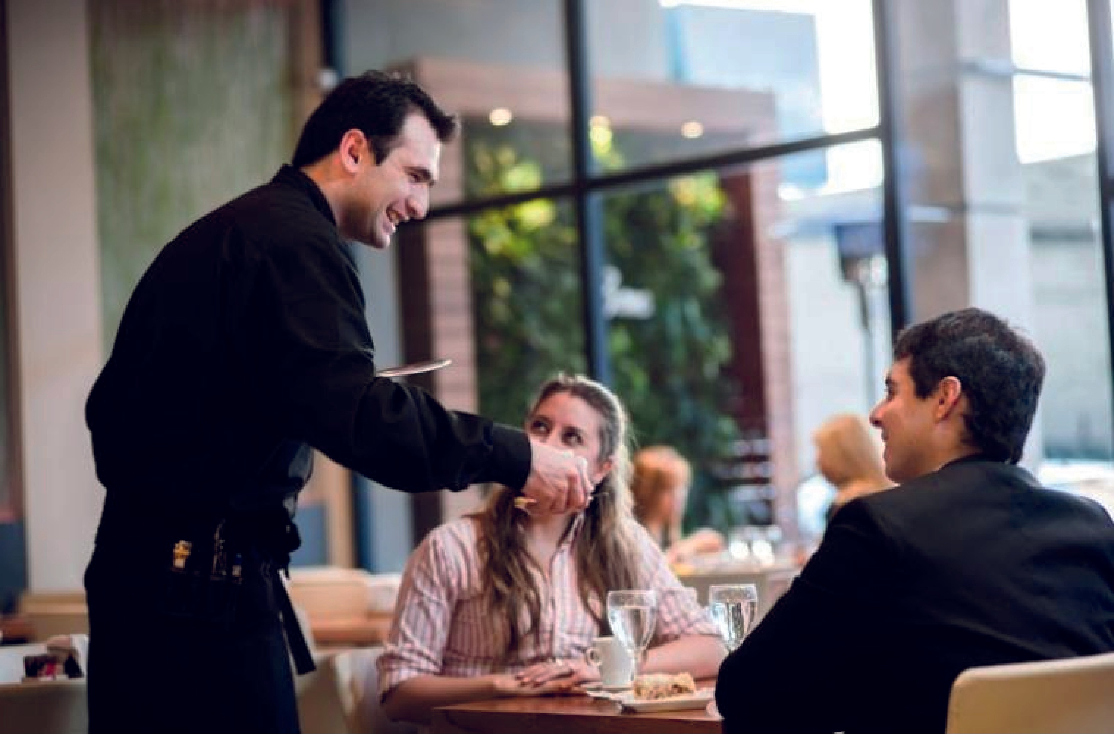 A mobile contactless payment is made through a digital wallet at a beauty salon checkout. With the SumUp POS system, entrepreneurs offer seamless, touch-free payment experiences to their clients.