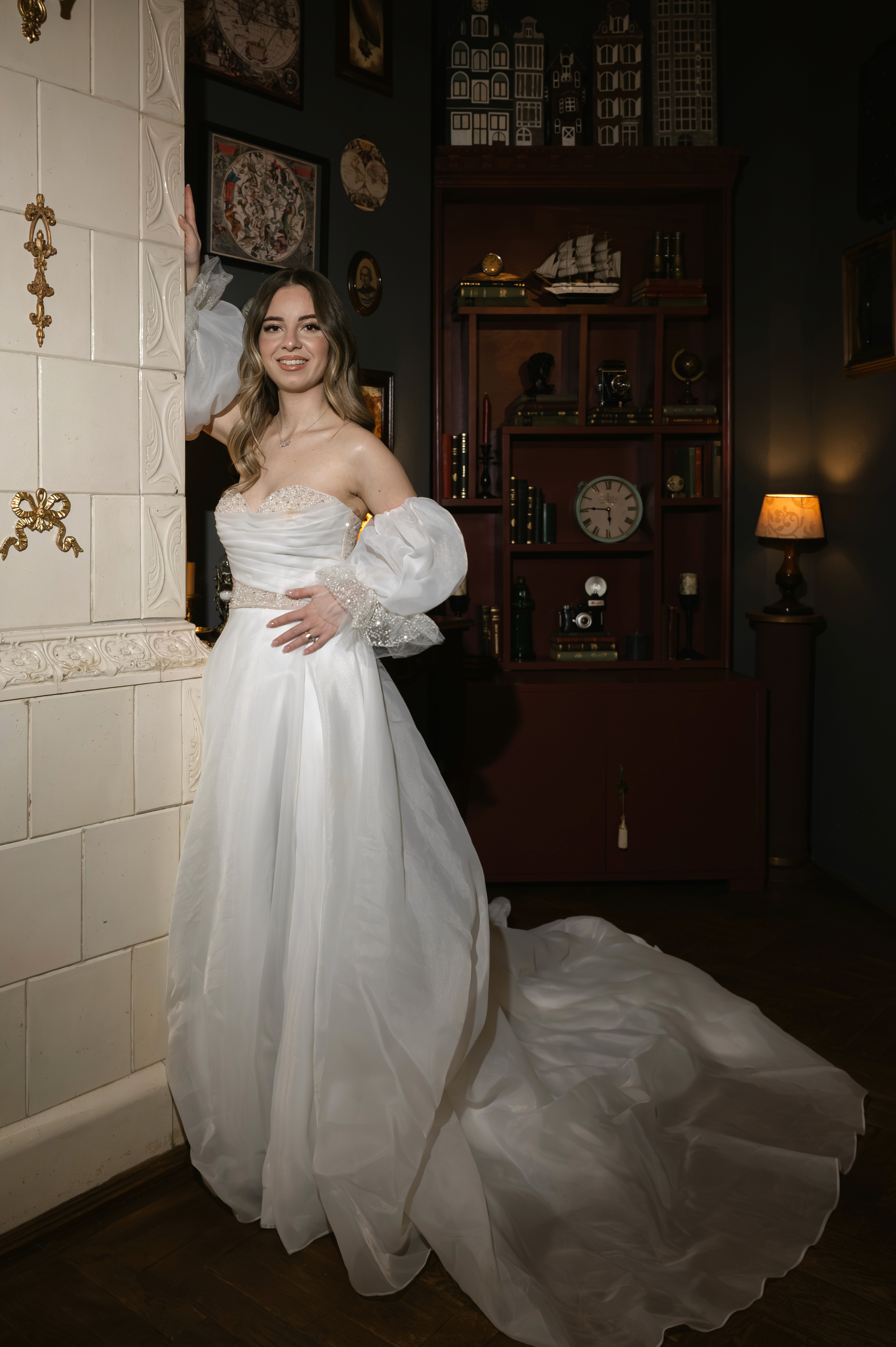 Mireasa langa semineu intr-un stil fotografic editorial de nunta