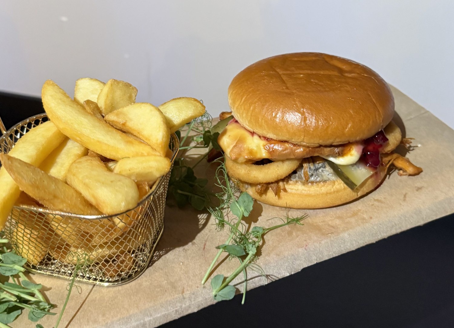 Burger z szarpaną wieprzowiną i frytkami z oferty party box Niedźwiedzia 25 – świeże i sycące danie w cateringowej odsłonie