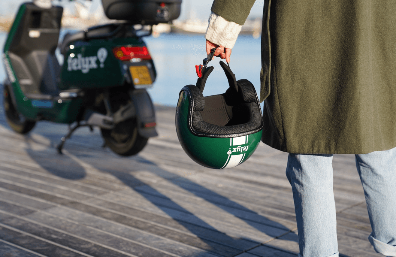 App for personal finance consists of two pages "Home and card details"