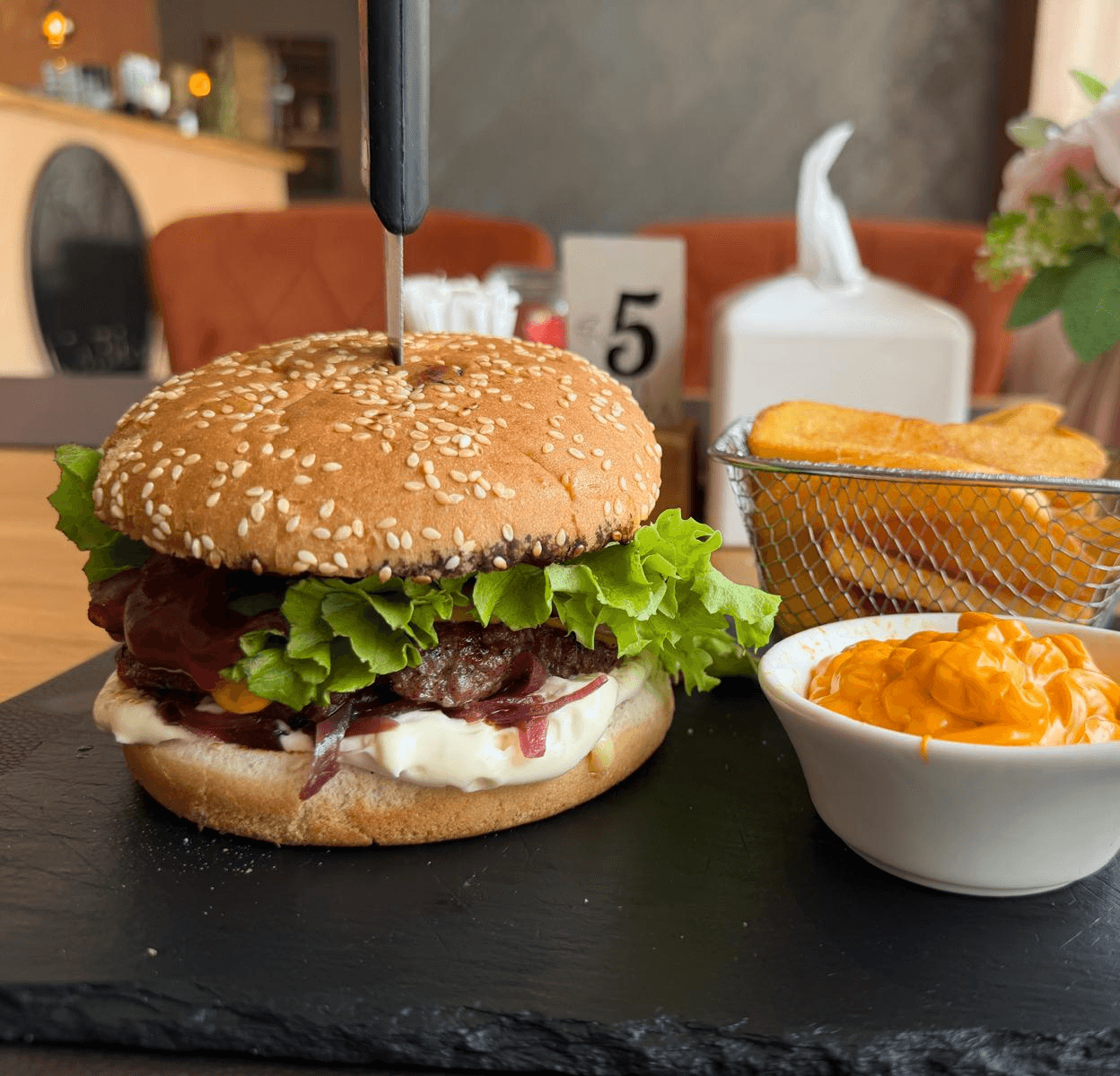 Burger vită umbra 500g + cartofi prăjiți + sos