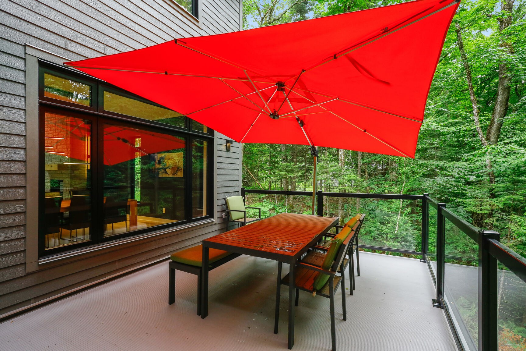 Détail de la terrasse avec garde-corps vitré.