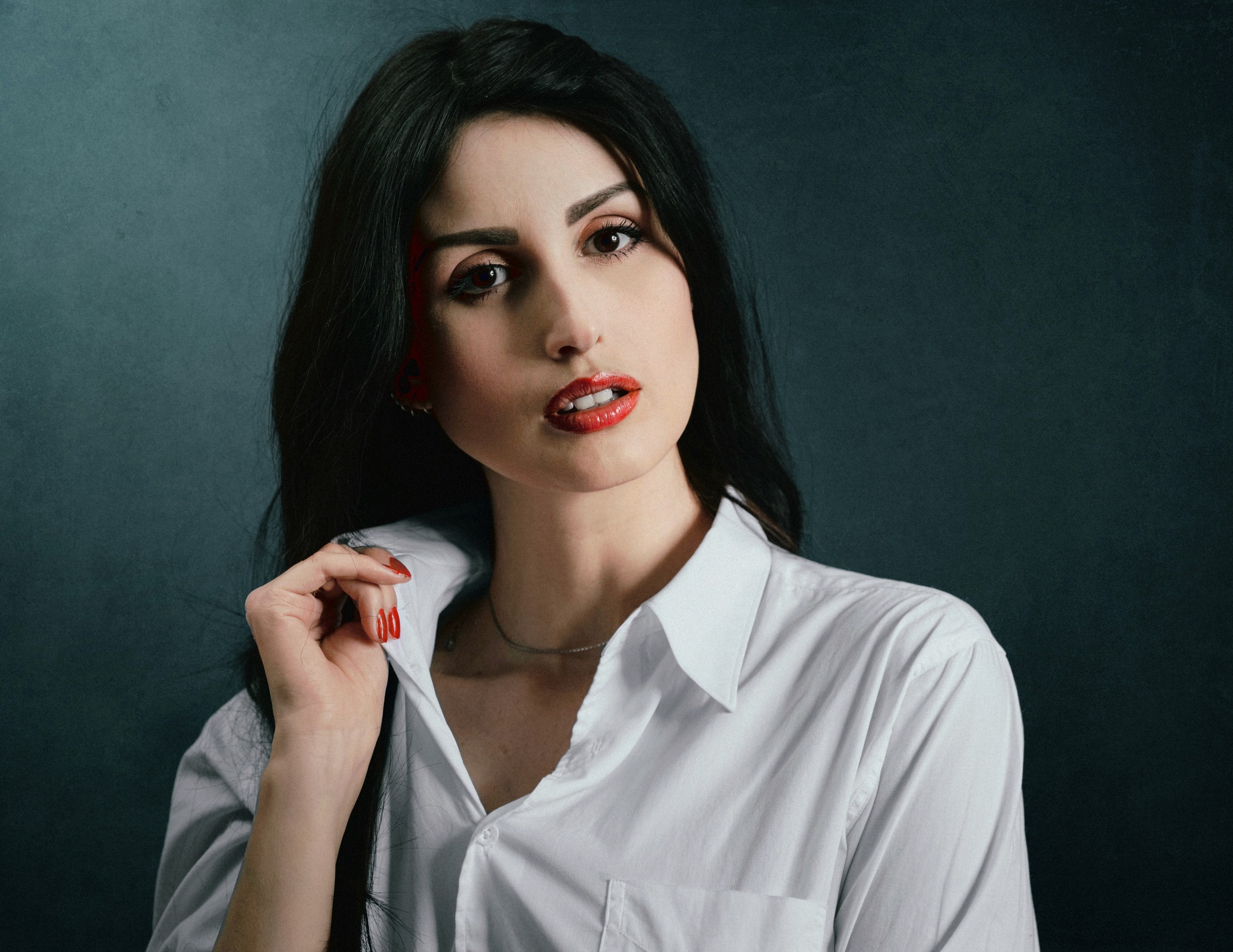 Photo en studio professionnel sur fond neutre