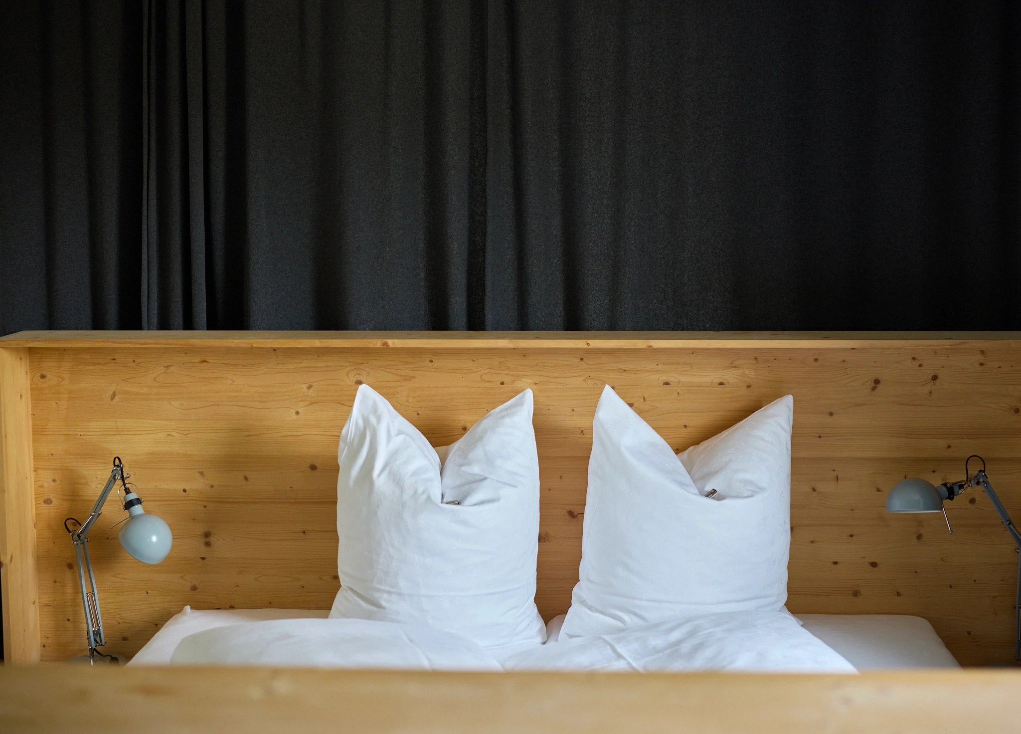 Zimmer | Marigold Leutasch Kopfpölster Holzbett Lodenvorhänge