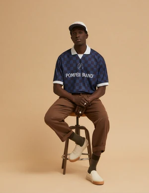 Dans le lookbook de la marque Danoise Another Aspect, le mannequin porte un costume gris et une chemise blanche