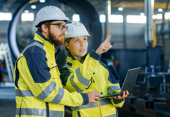 Expertenteam von Franke + Pahl bei der sicherheitstechnischen Analyse einer Industrieanlage gemäß Maschinenrichtlinie und BetrSichV – Fokus auf CE-Konformität