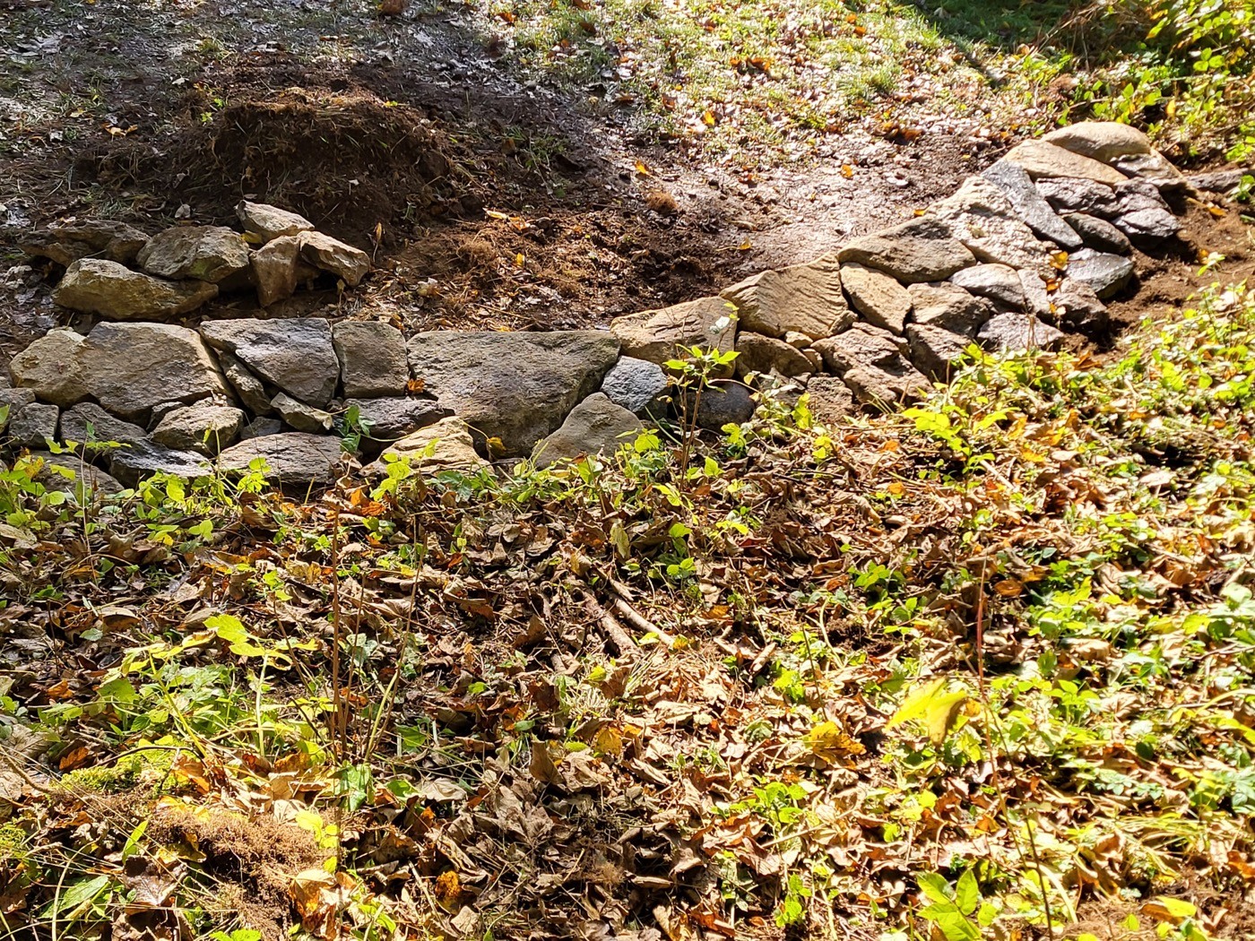 Fertiggestellte Trockenmauer im Abendliicht (von oben)