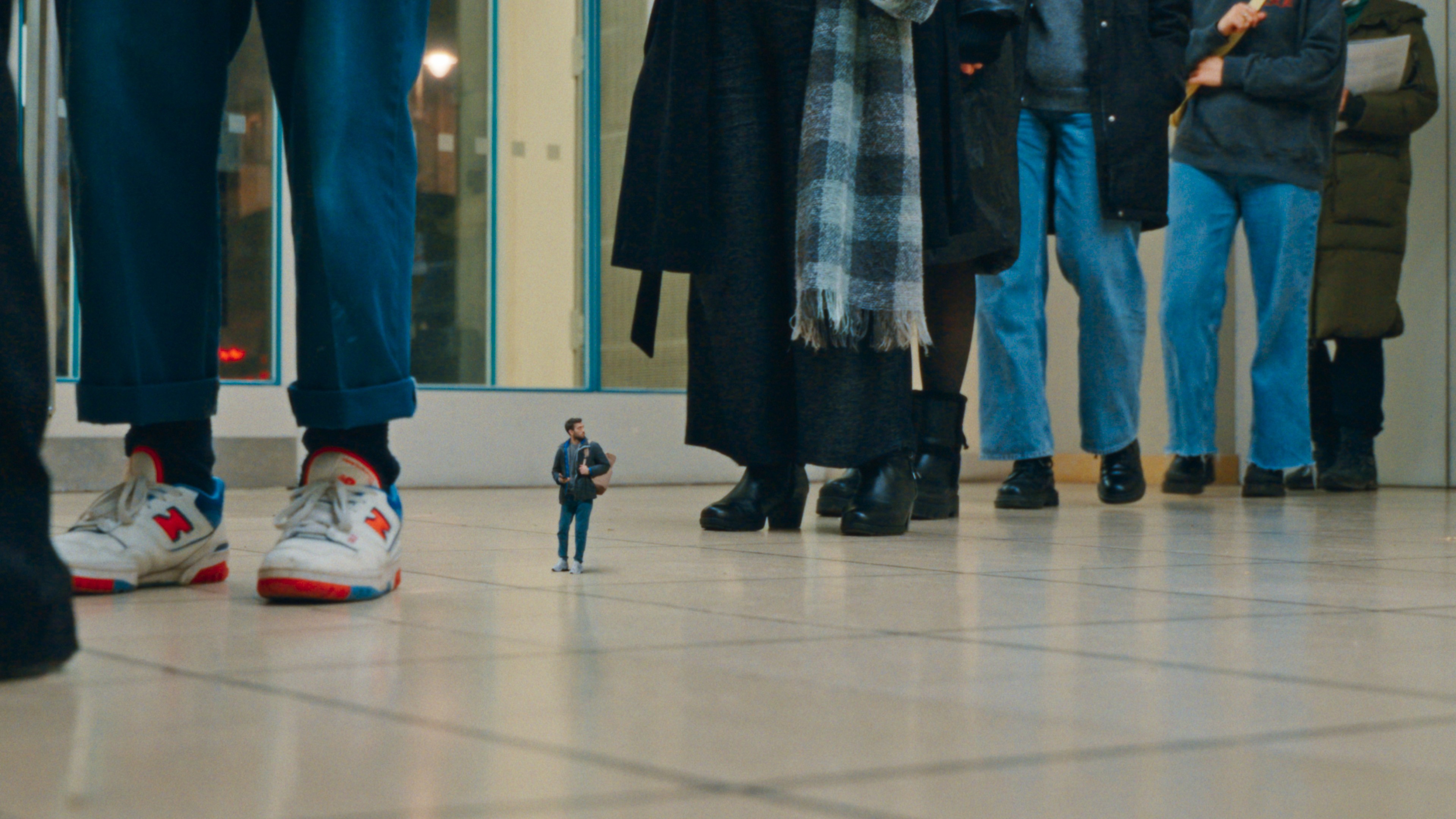 A miniature protagonist waits in a long Bürgeramt queue among towering people, visualising systemic hurdles and social invisibility.
