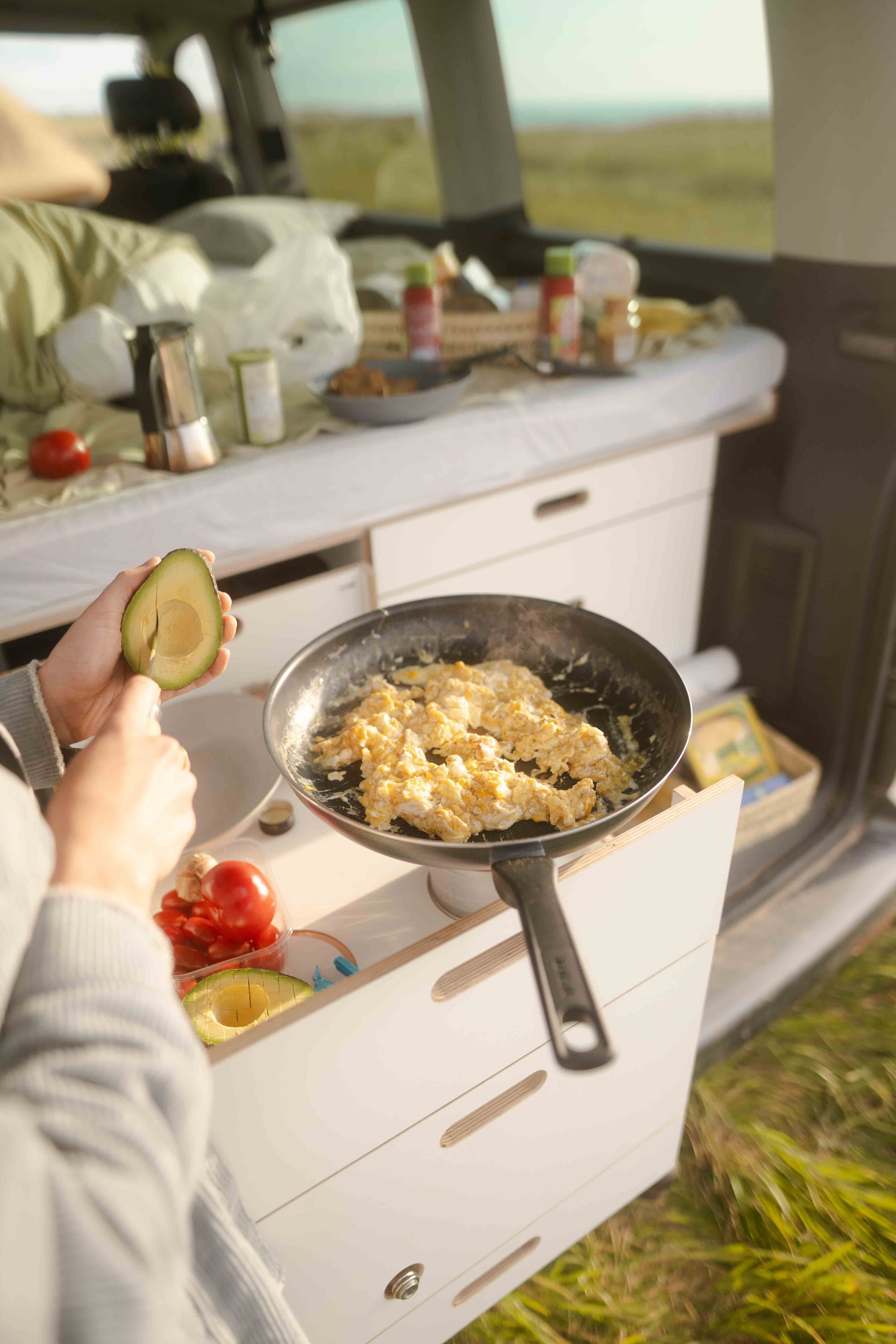 Detailaufnahme der Wellenstruktur der Akustiklampe aus Holz, zeigt Material und handgefertigte Verarbeitung