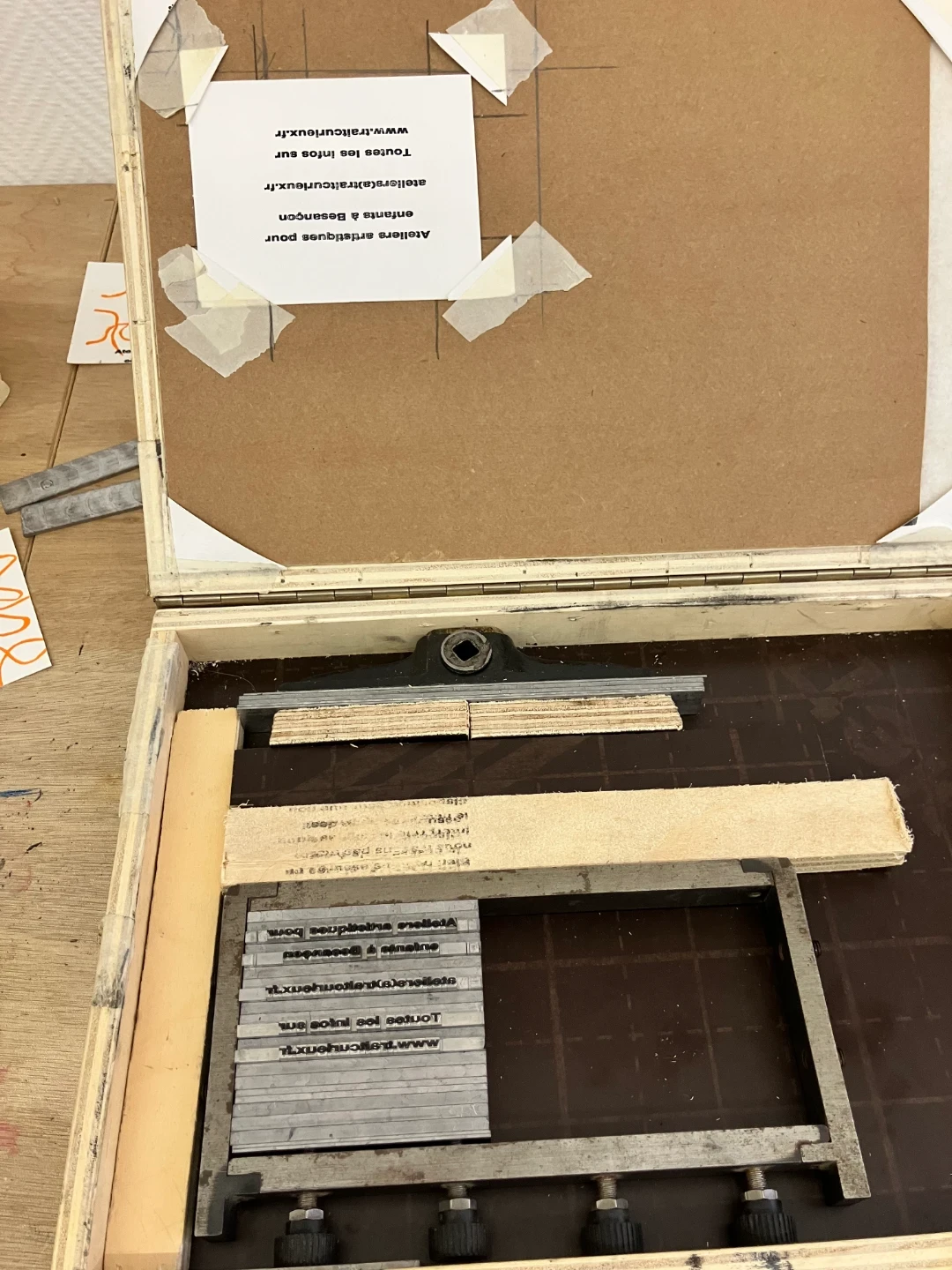 Composition en caractères mobiles au plomb dans un châssis après passage sous presse, atelier de gravure à Besançon