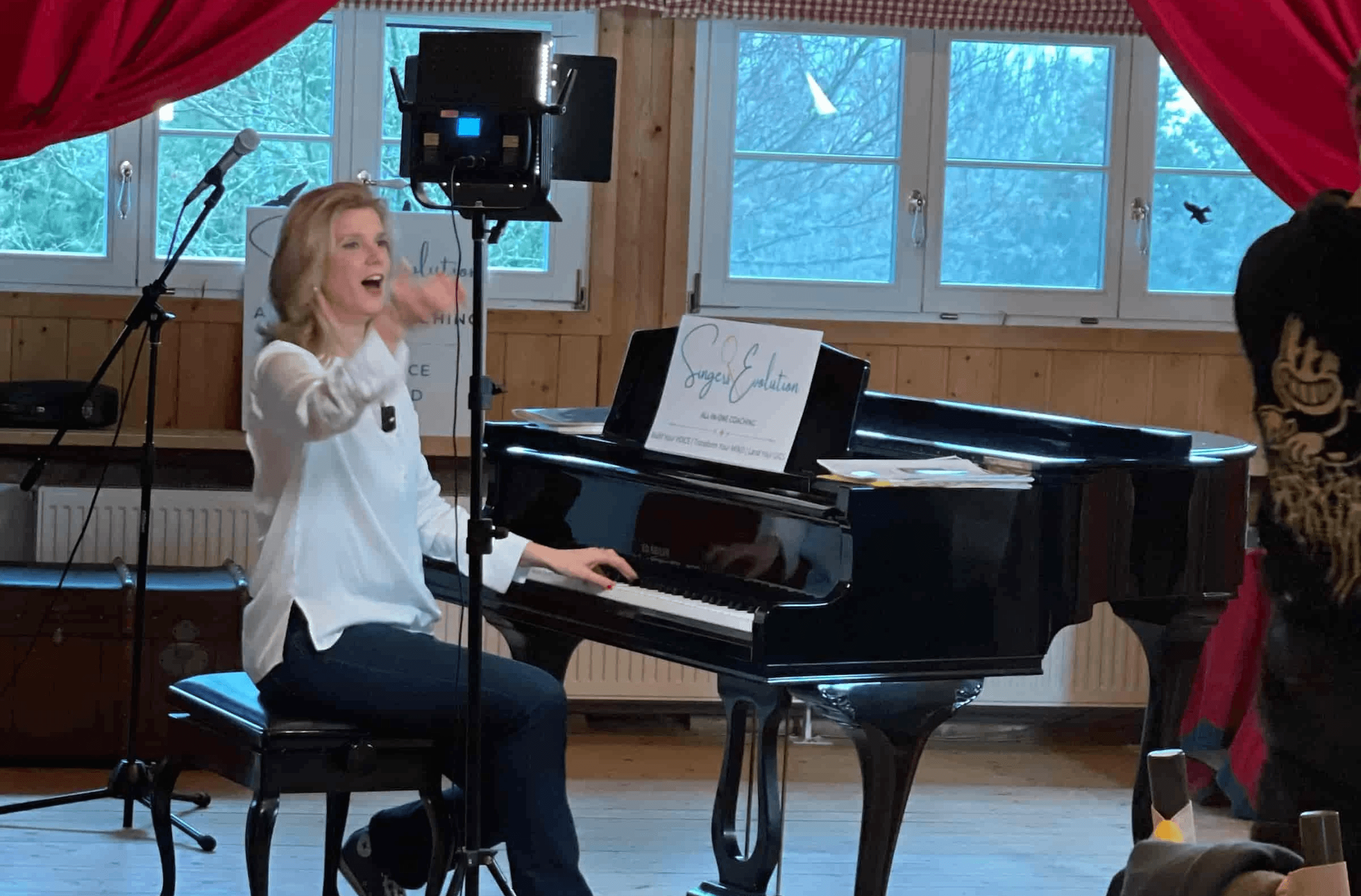 Vocal Coach Danielle Zuber am Klavier während einer Live-Coaching-Session. Symbolbild für das individuelle 1:1 Projekt Coaching zur Vorbereitung auf Castings und Shows.