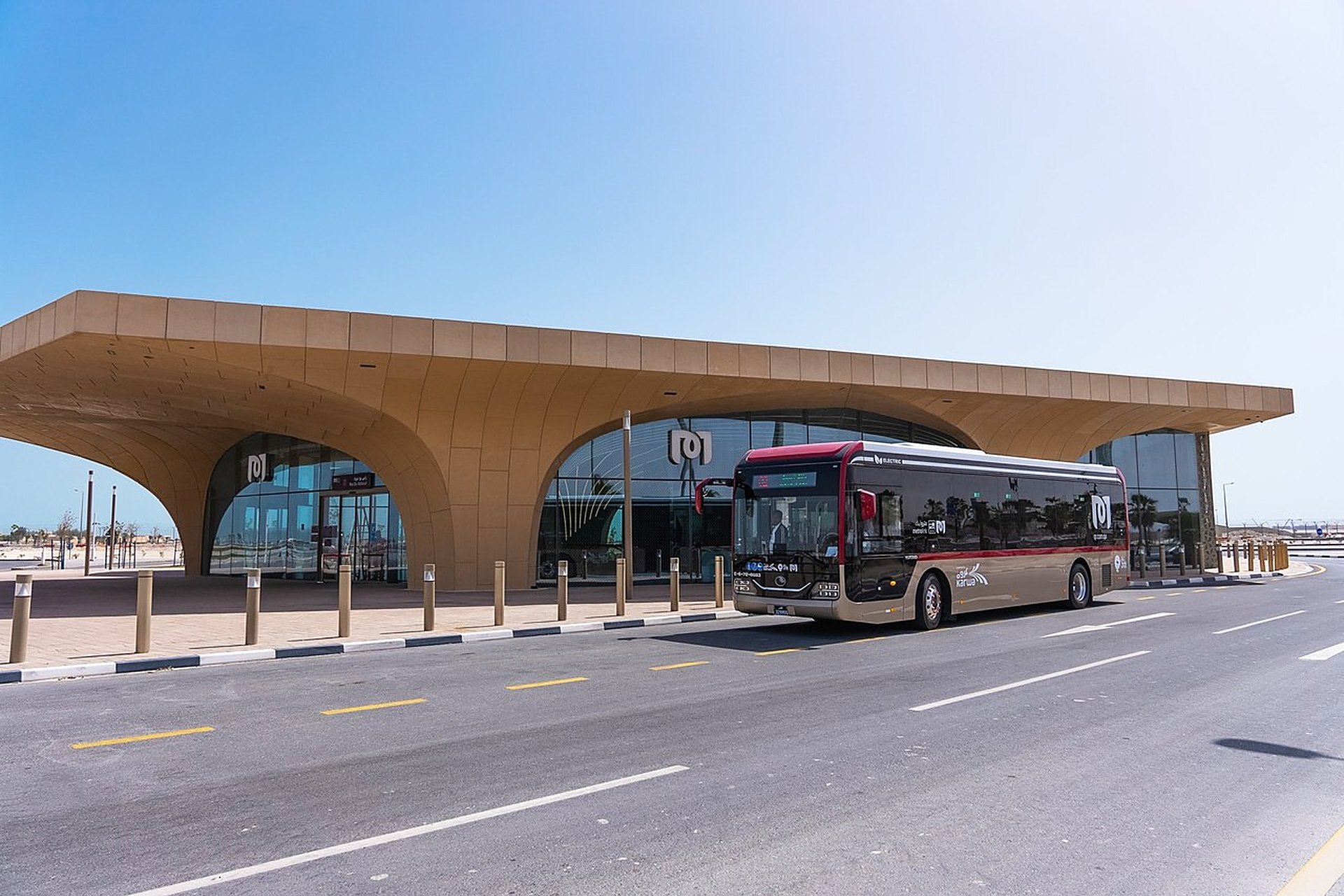 Un bus Metrolink devant une station du métro de Doha, au Qatar, le réseau de bus gratuits qui dessert les quartiers autour des stations