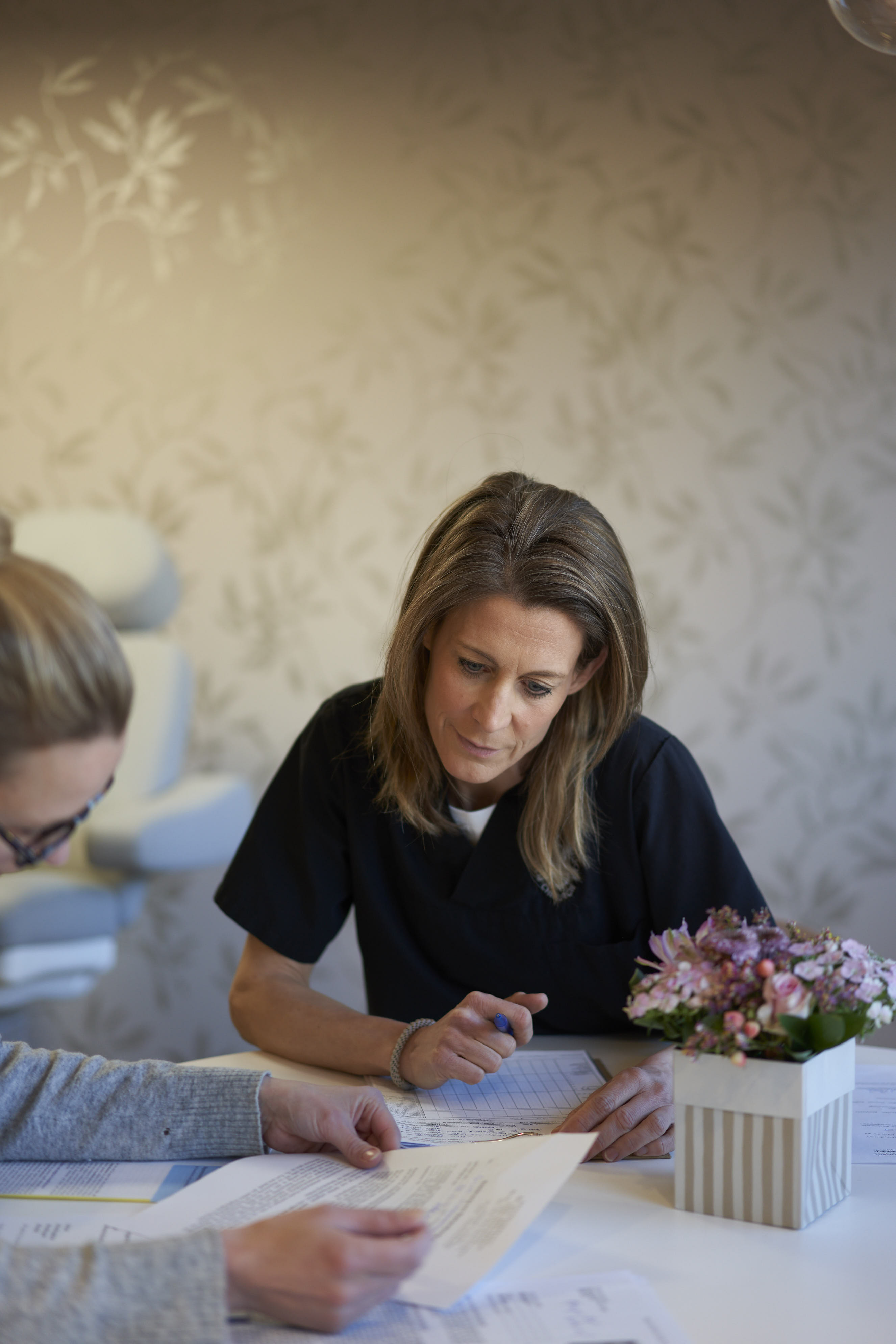 Anästhesistin Johanna Weiland beim Durchgehen der medizinischen Formalitäten und der Narkose-Aufklärung.