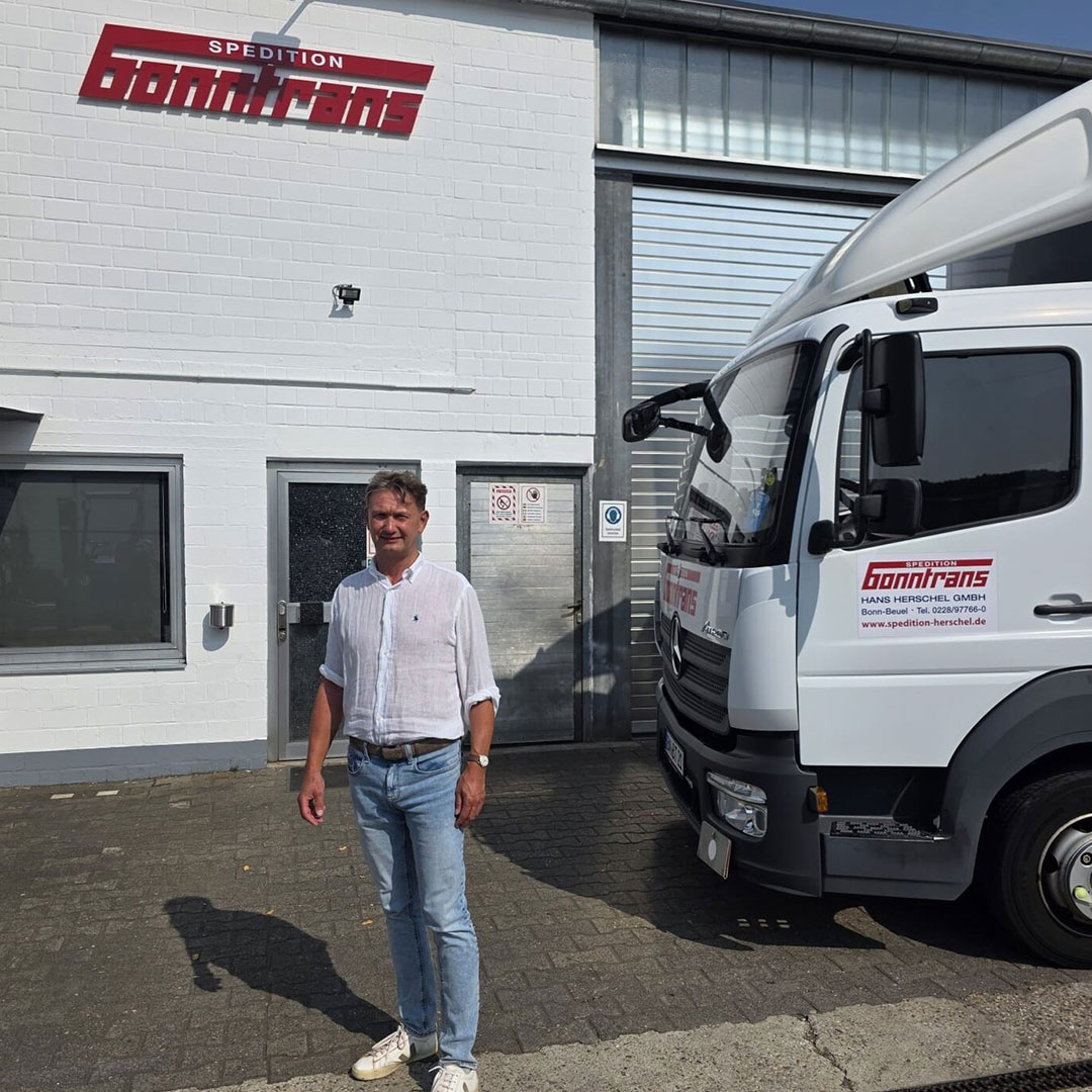 Bonntrans Geschäftsführer vor Firmengebäude und LKW
