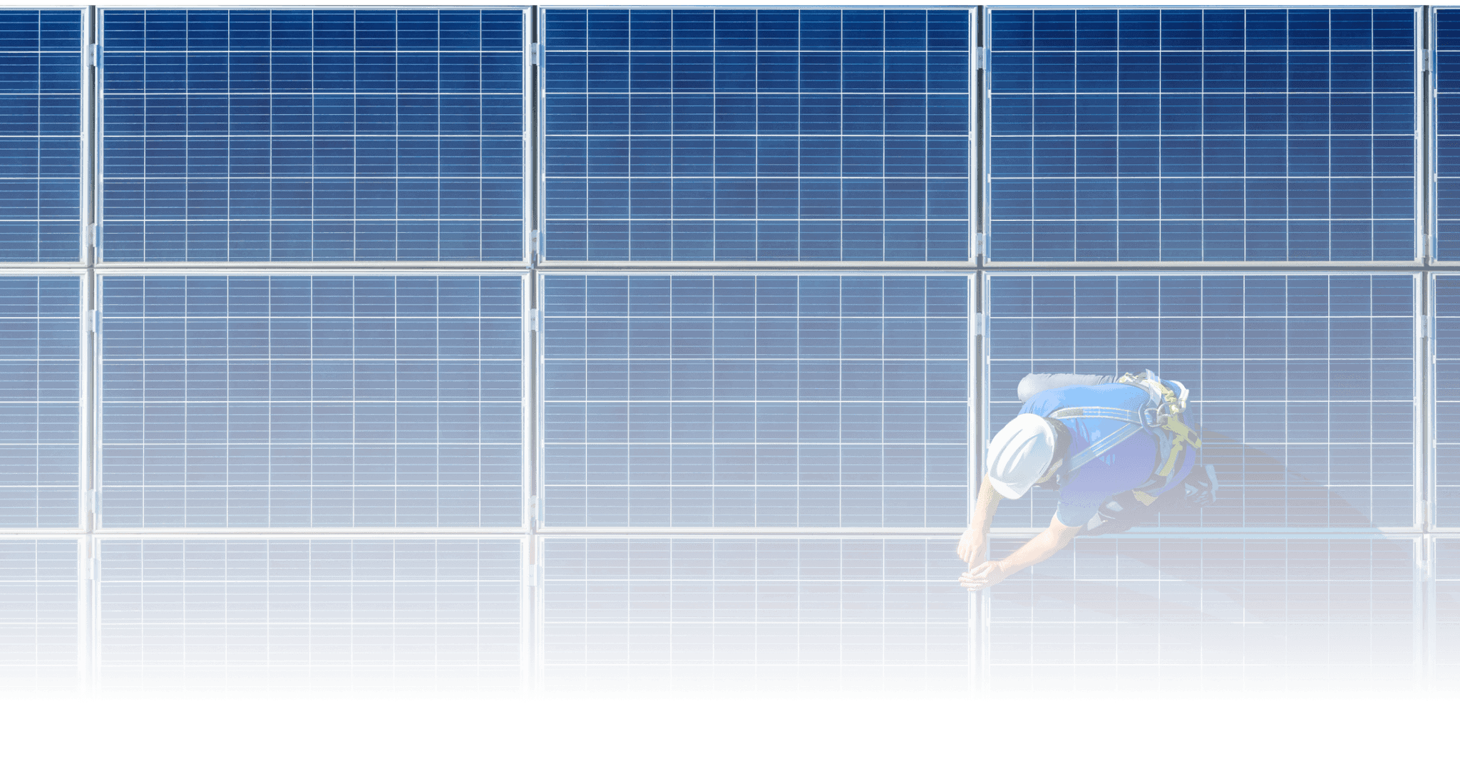 Trabajador instalando paneles solares