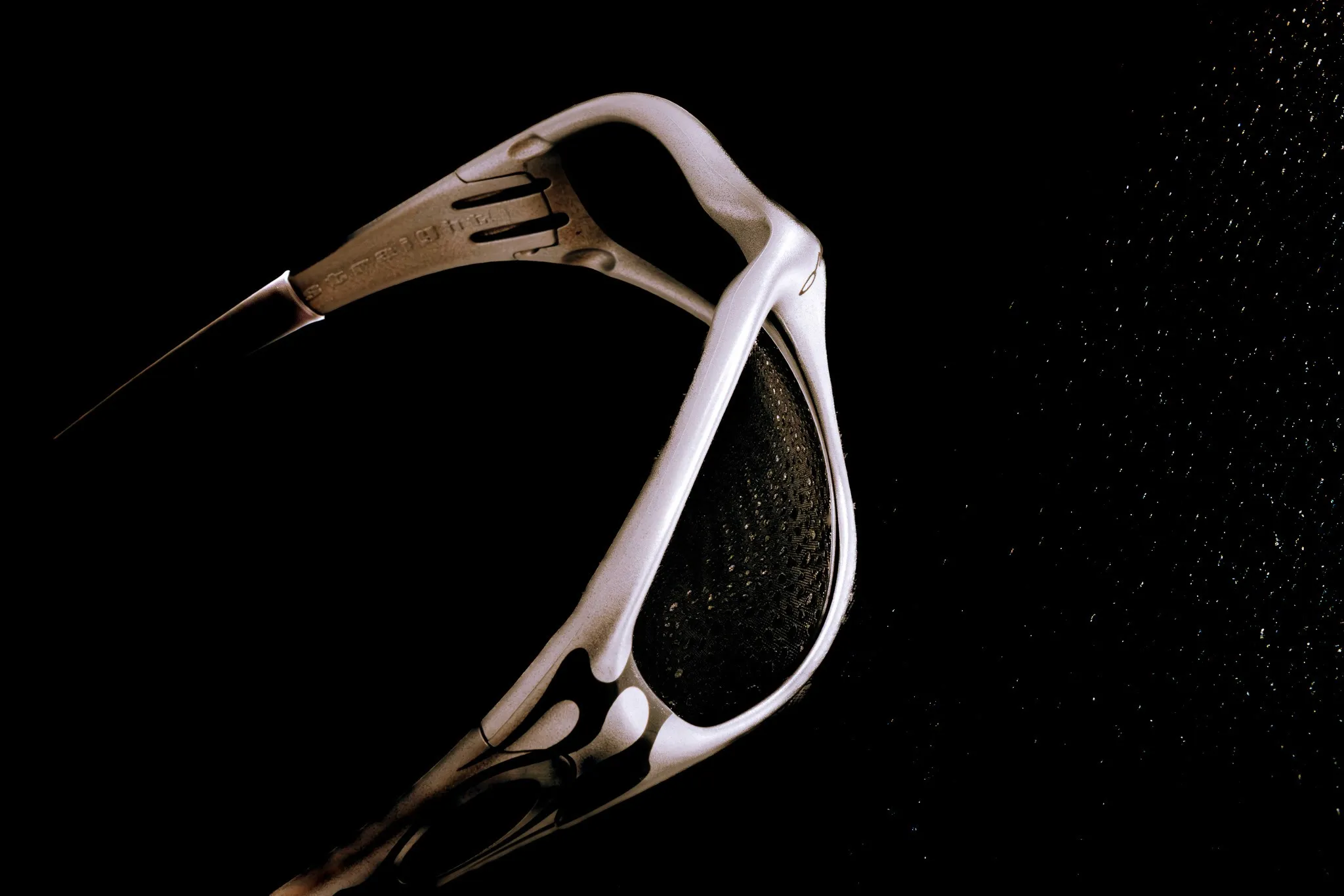Mise en valeur produit et photographie de packshots créatifs des lunettes de soleil sportives Oakley.