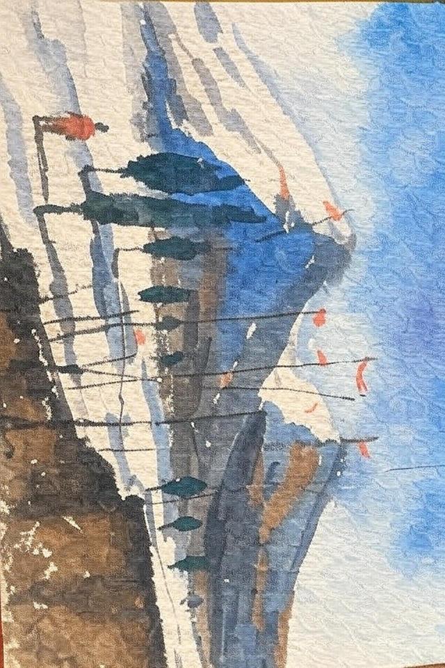 Una persona con una camiseta negra y pantalones de color claro está de pie en la cima rocosa de una montaña al atardecer, sosteniendo una cámara frente a su cara para tomar una foto. Un mar de nubes se extiende detrás de ellos, iluminado por la luz dorada del sol poniente.